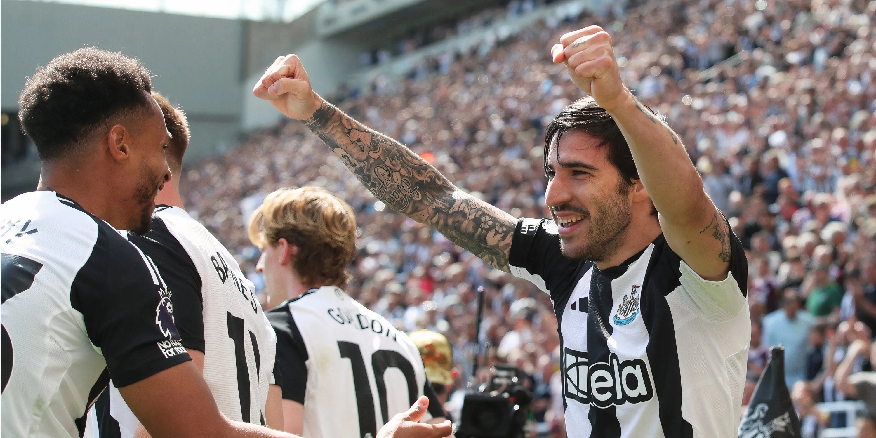 Cầu thủ Newcastle United ăn mừng bàn thắng