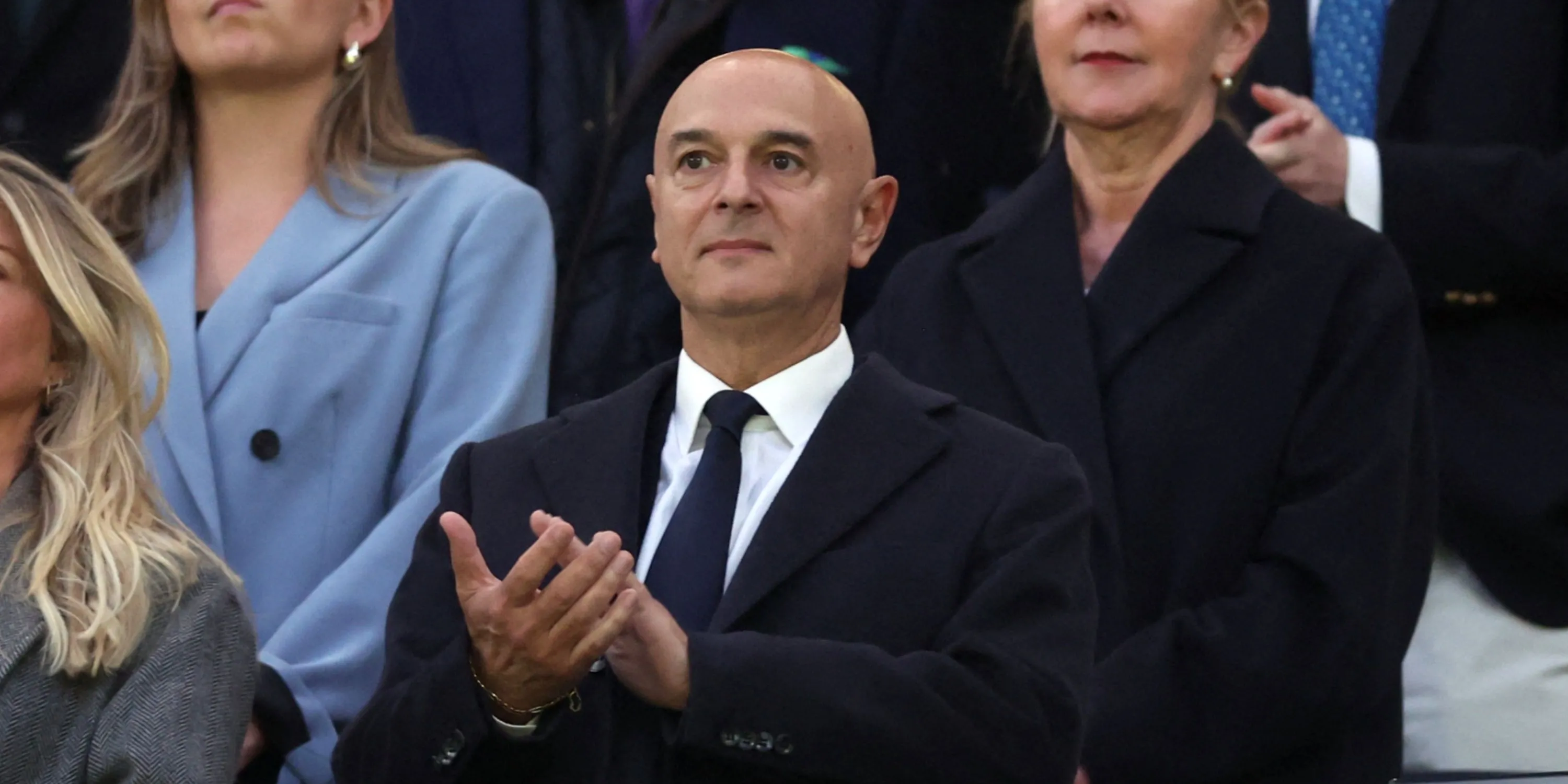 Chủ tịch Tottenham Daniel Levy trên sân trong một trận đấu tại Premier League