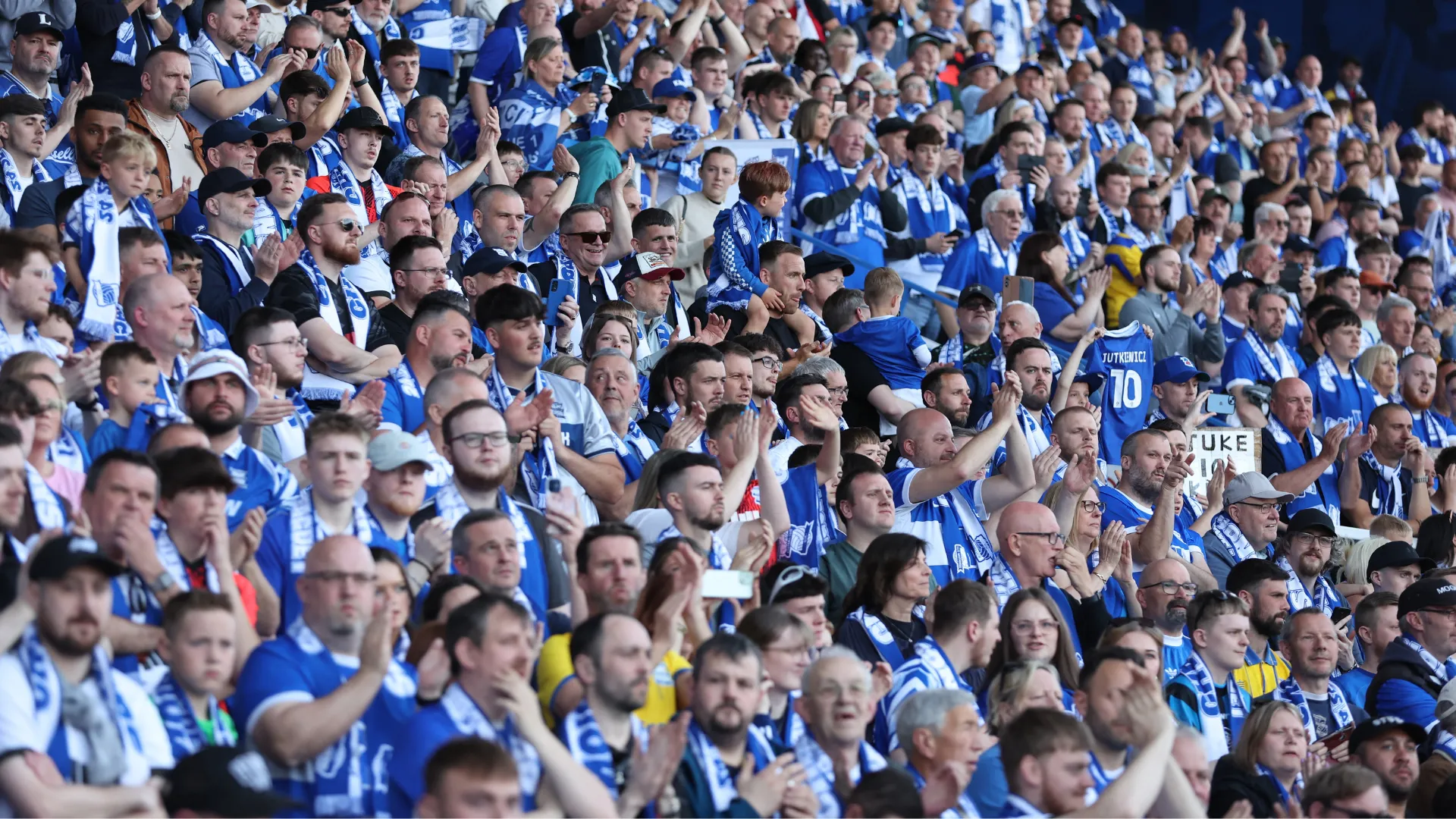 Cổ động viên Birmingham City ăn mừng cuồng nhiệt trên khán đài sân St Andrew's, thể hiện sự ủng hộ cho đội bóng.