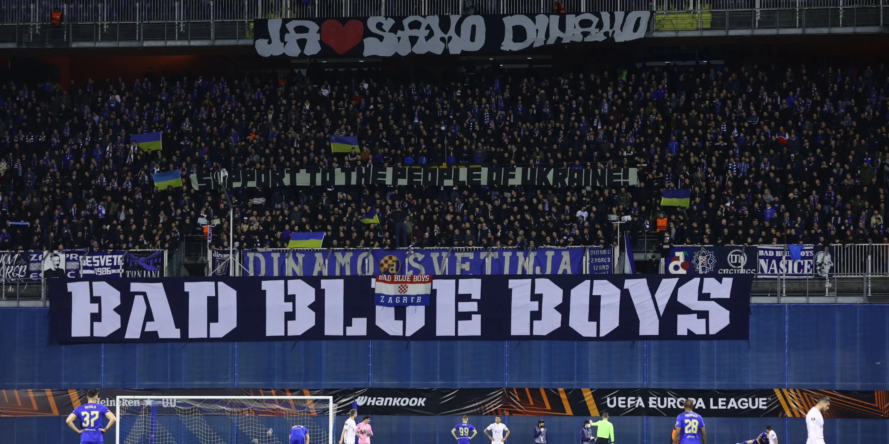 Cổ động viên Dinamo Zagreb tạo màn khói màu xanh đặc trưng