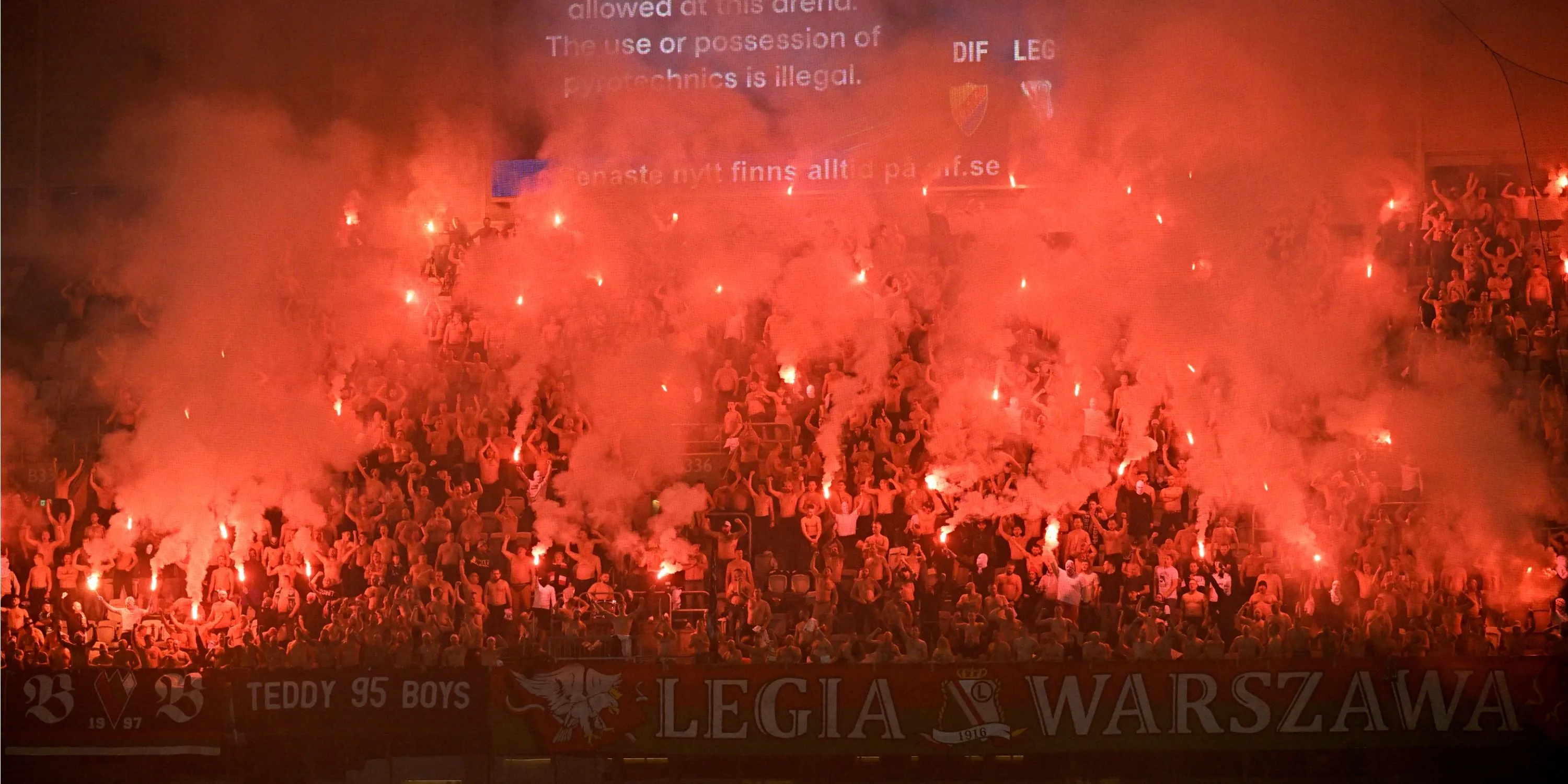 Cổ động viên Legia Warsaw đốt pháo sáng tạo không khí rực lửa