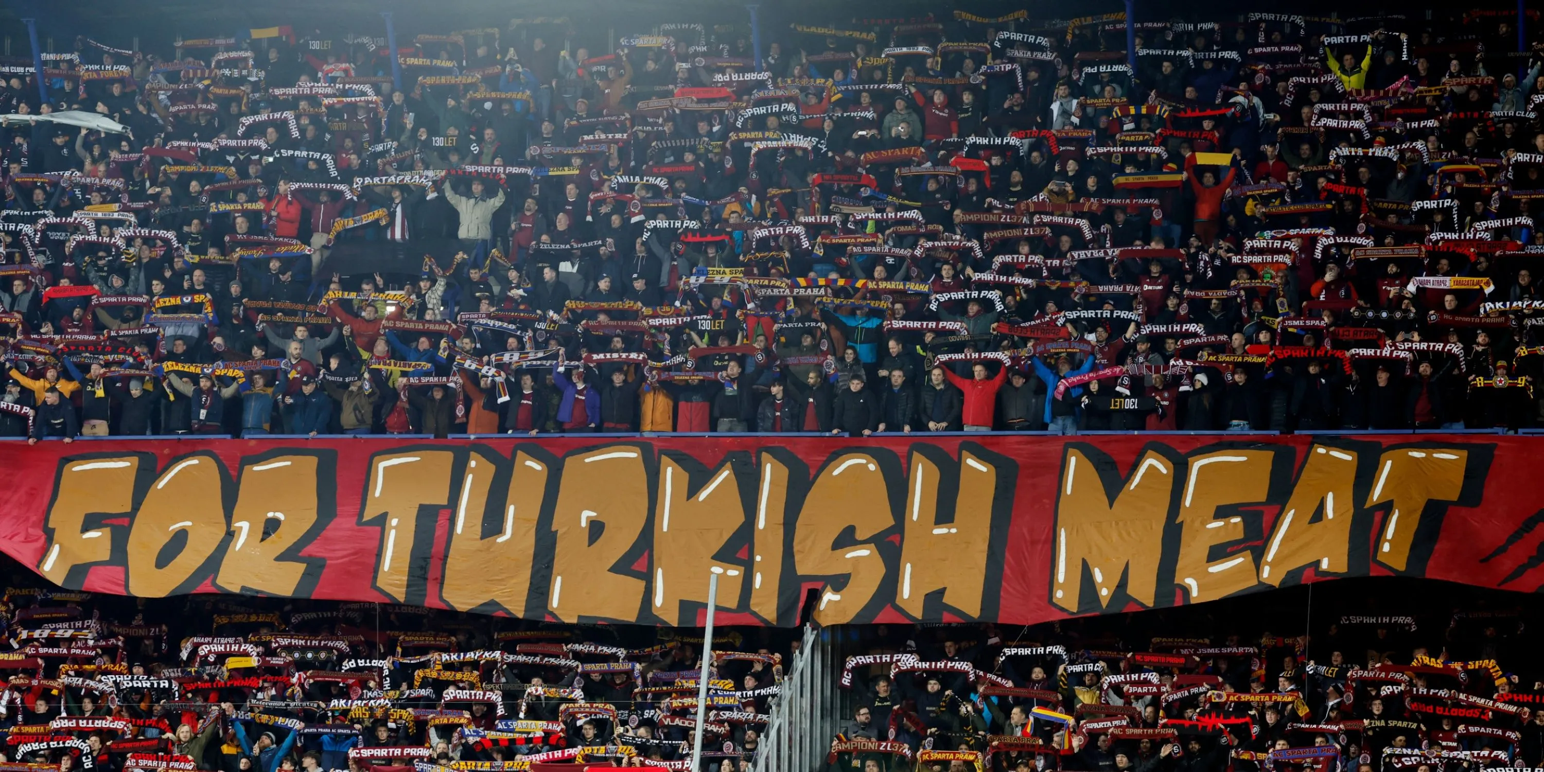 Cổ động viên Sparta Prague giăng biểu ngữ lớn trên khán đài