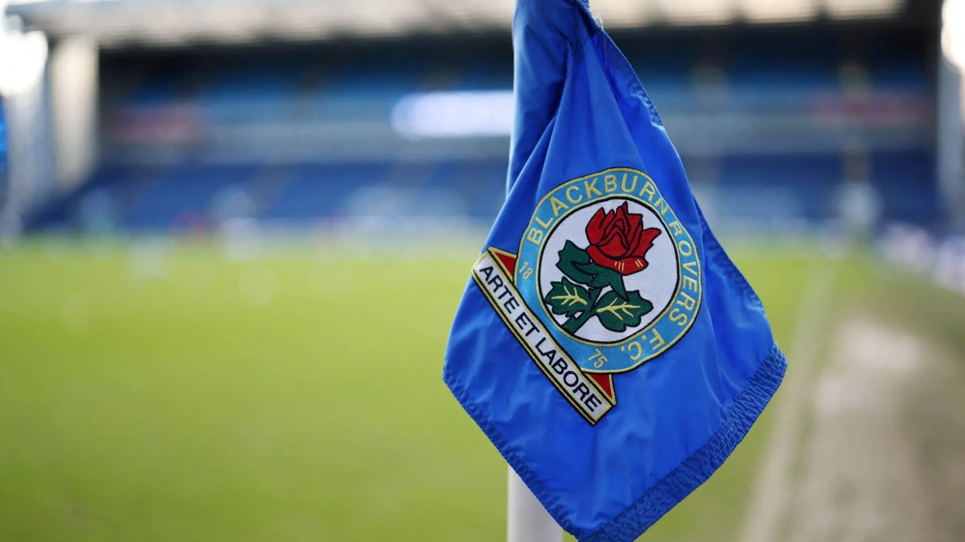 Cờ phạt góc tại sân Ewood Park của Blackburn Rovers