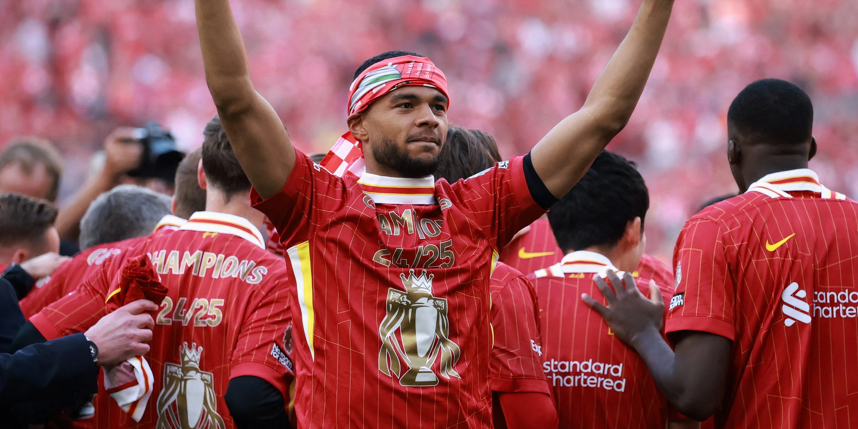 Cody Gakpo của Liverpool nâng cao chiếc cúp Premier League sau khi đội vô địch mùa giải 2024/25