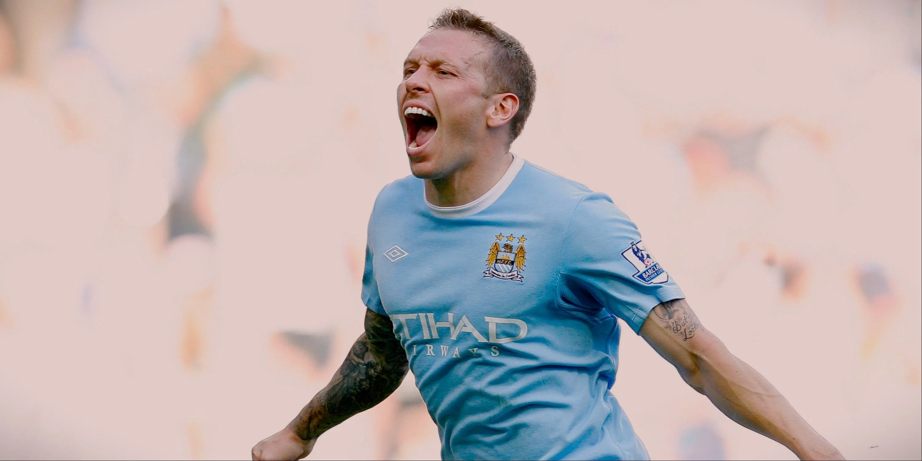Craig Bellamy ăn mừng bàn thắng cho Manchester City với hai tay dang rộng