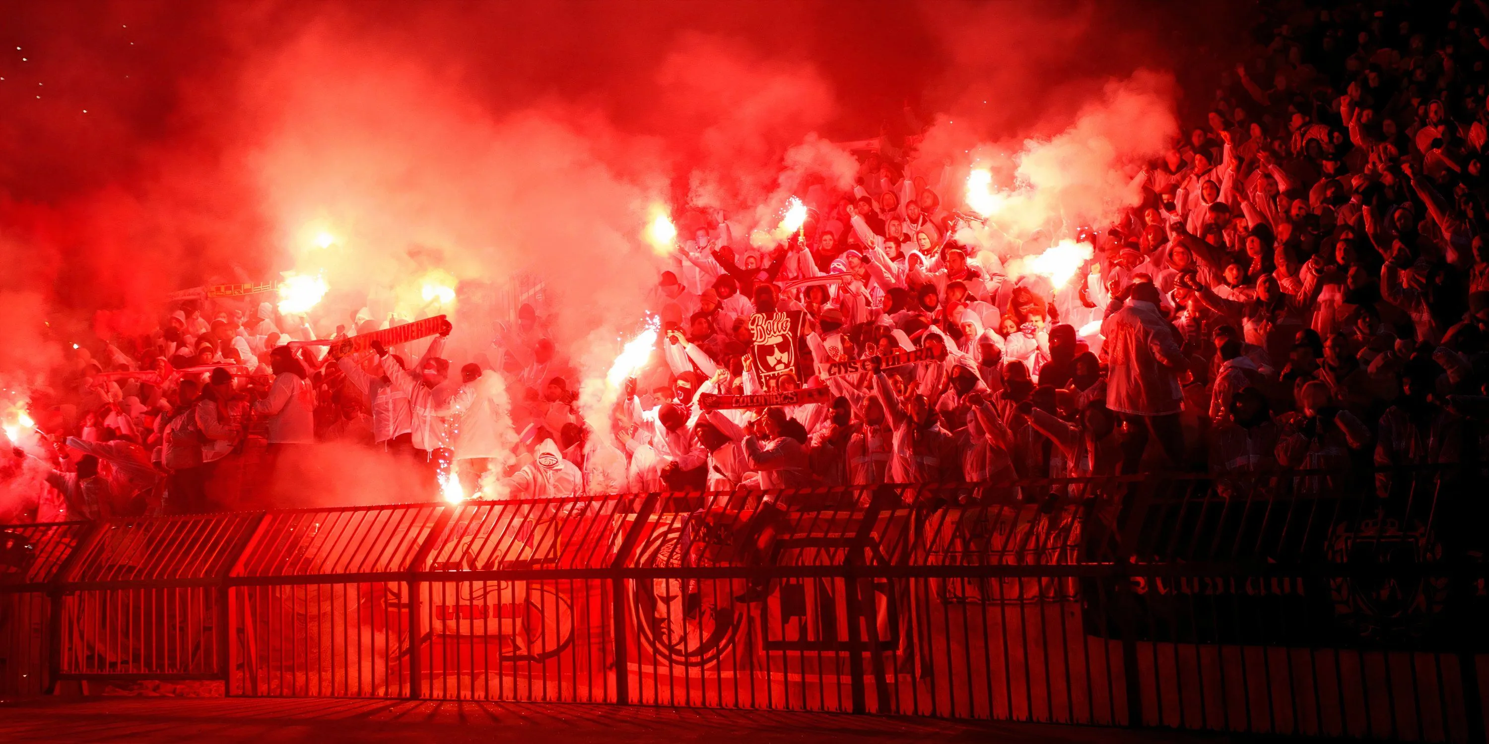 Đám đông người hâm mộ Red Star Belgrade cuồng nhiệt trên khán đài