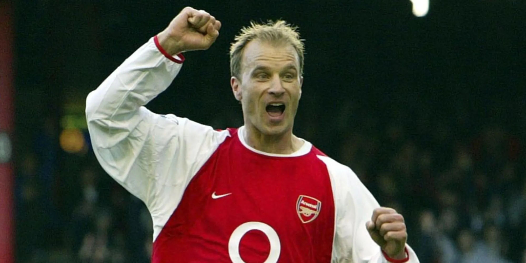 Dennis Bergkamp ăn mừng bàn thắng cho Arsenal