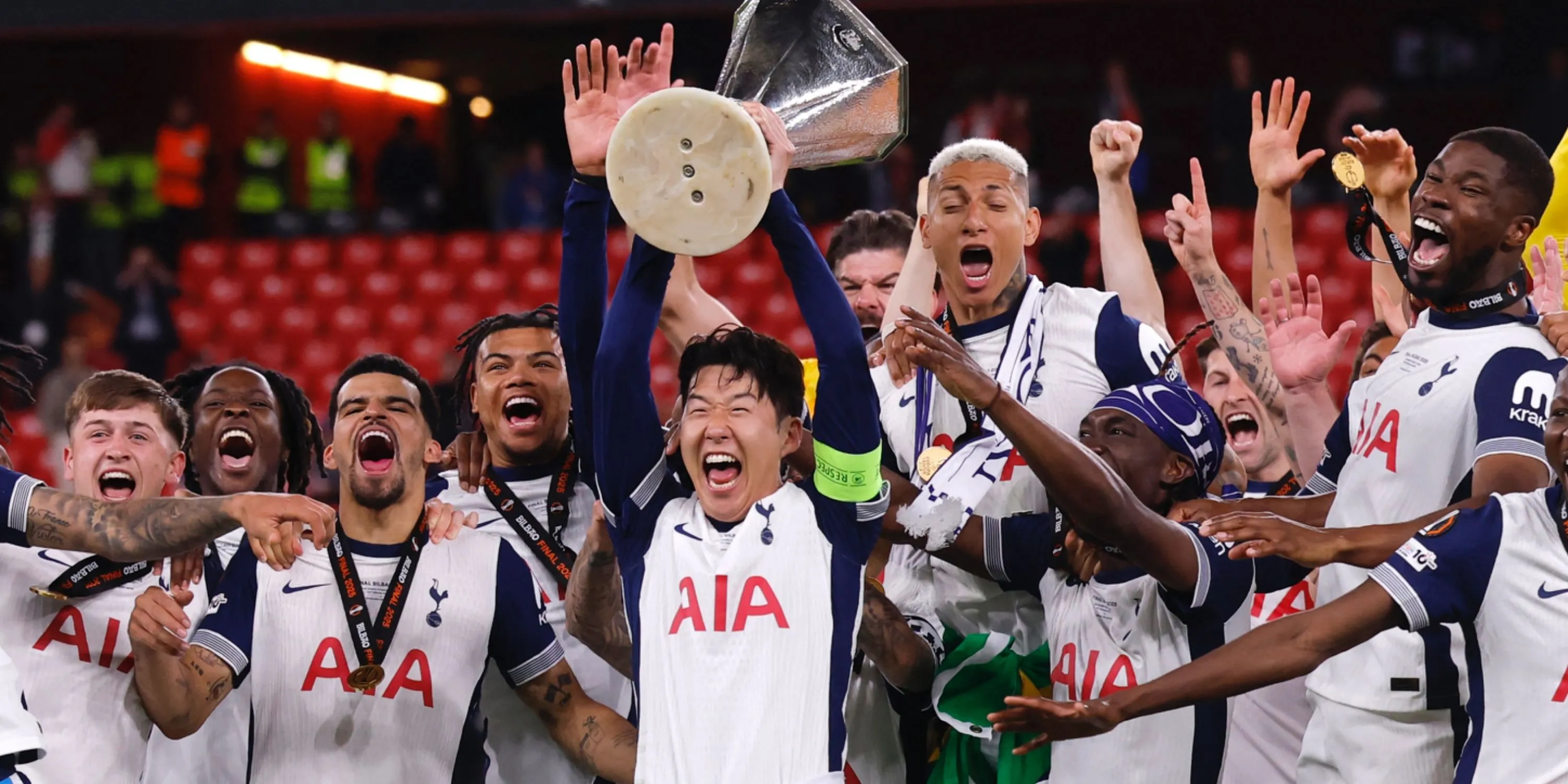 Đội trưởng Tottenham Son Heung-min nâng cao chiếc cúp vô địch Europa League