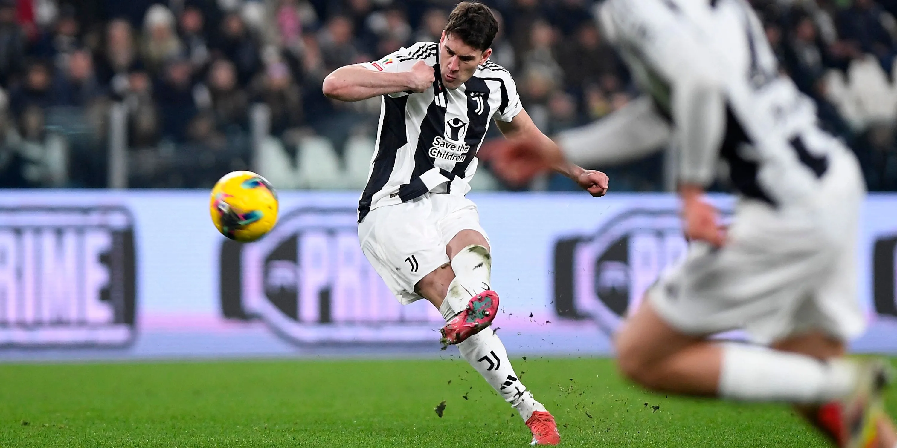 Dusan Vlahovic dứt điểm trong màu áo Juventus, thể hiện khả năng ghi bàn của tiền đạo này.