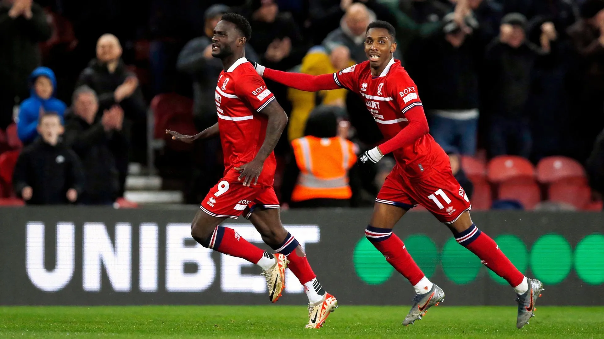 Emmanuel Latte Lath ăn mừng bàn thắng trong màu áo Middlesbrough tại giải Championship.