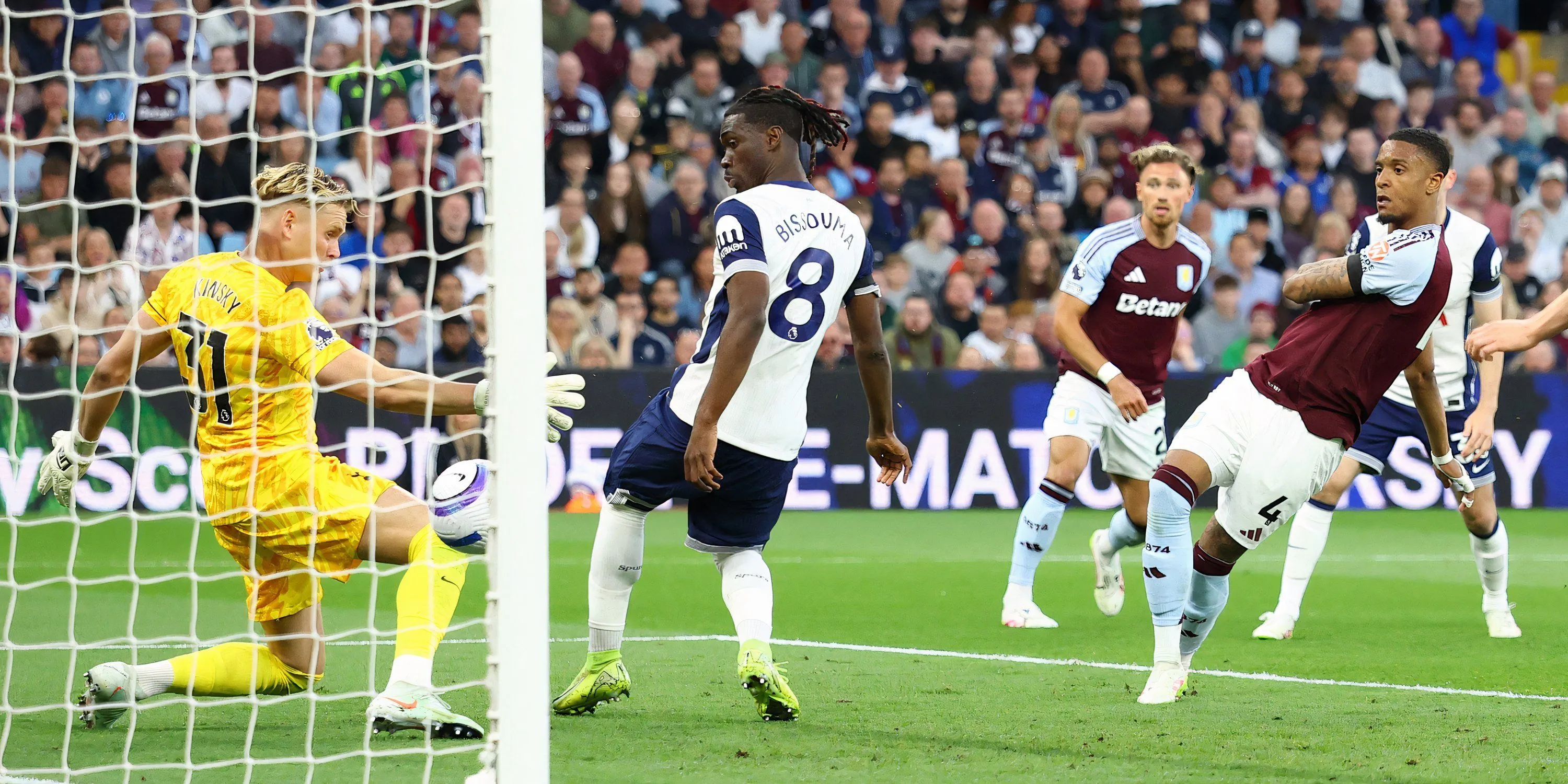 Ezri Konsa ăn mừng bàn thắng cho Aston Villa