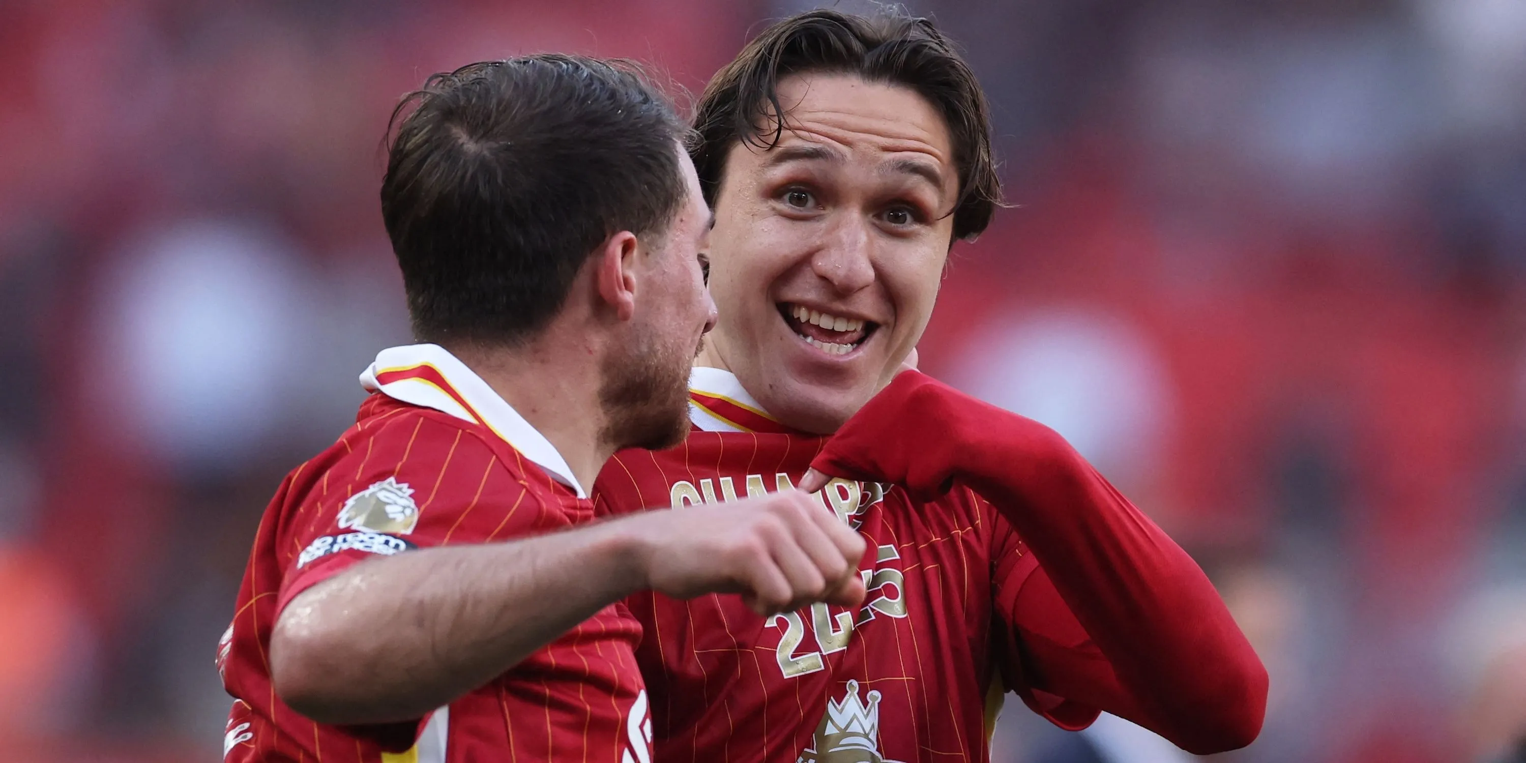 Federico Chiesa và Alexis Mac Allister của Liverpool trên sân tập