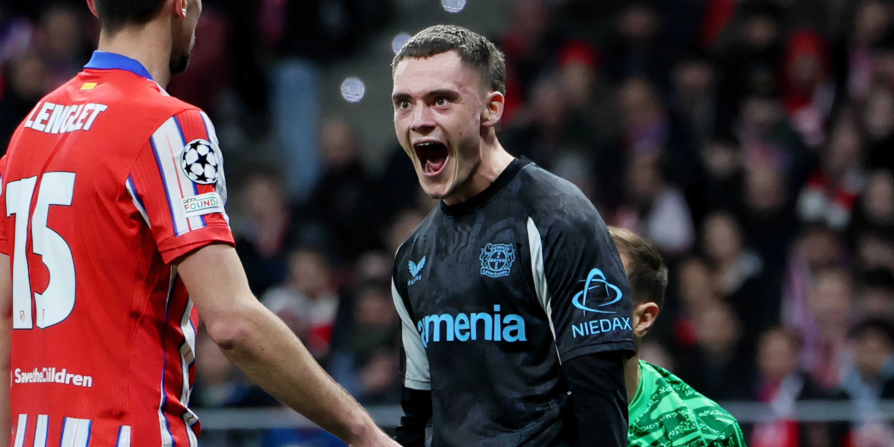 Florian Wirtz và cầu thủ Atletico Madrid tranh chấp bóng