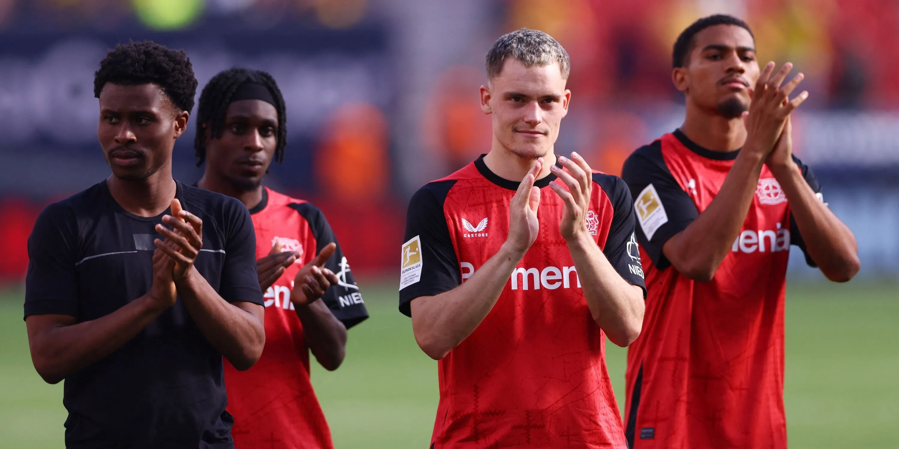 Florian Wirtz và Jeremie Frimpong của Bayer Leverkusen vỗ tay tri ân CĐV sau trận đấu, liên quan tin đồn chuyển nhượng Liverpool
