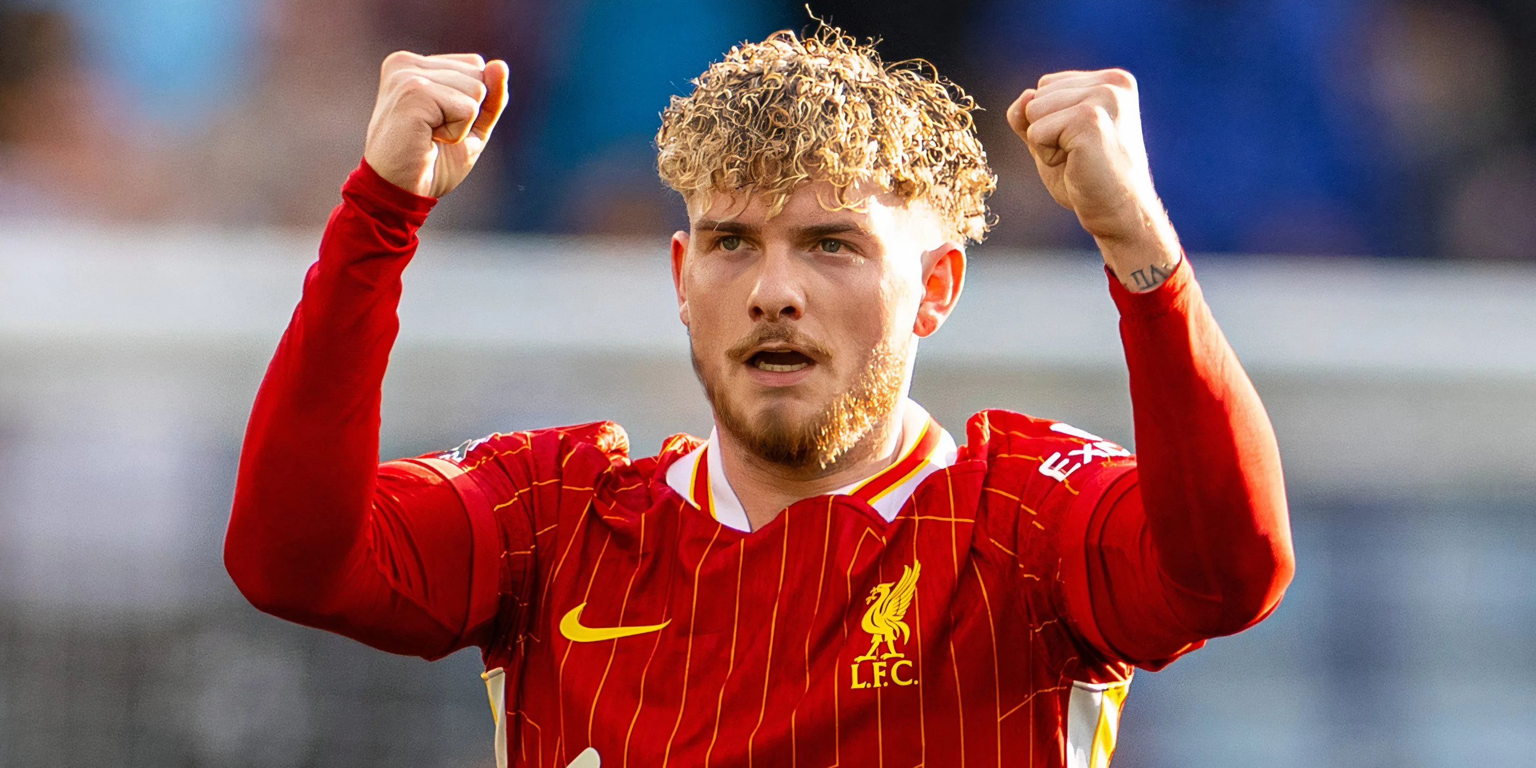 Harvey Elliott ăn mừng chiến thắng cùng Liverpool