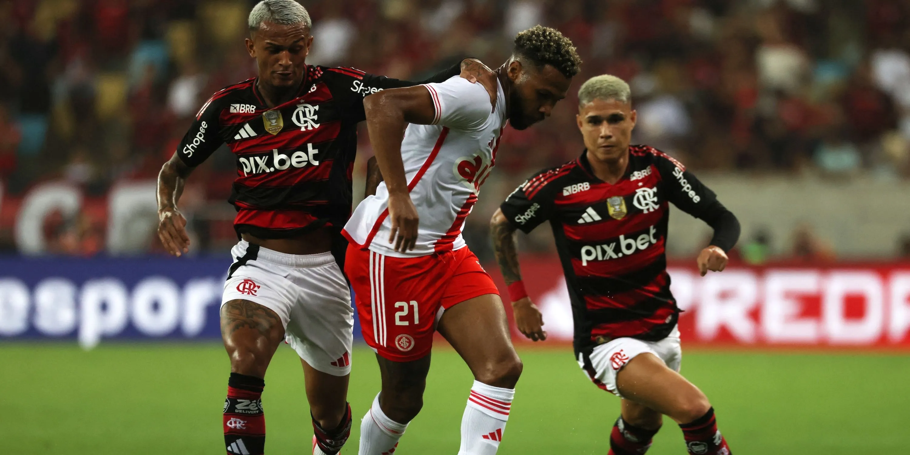 Hậu vệ phải Wesley Franca (Flamengo) tranh bóng quyết liệt trong trận đấu