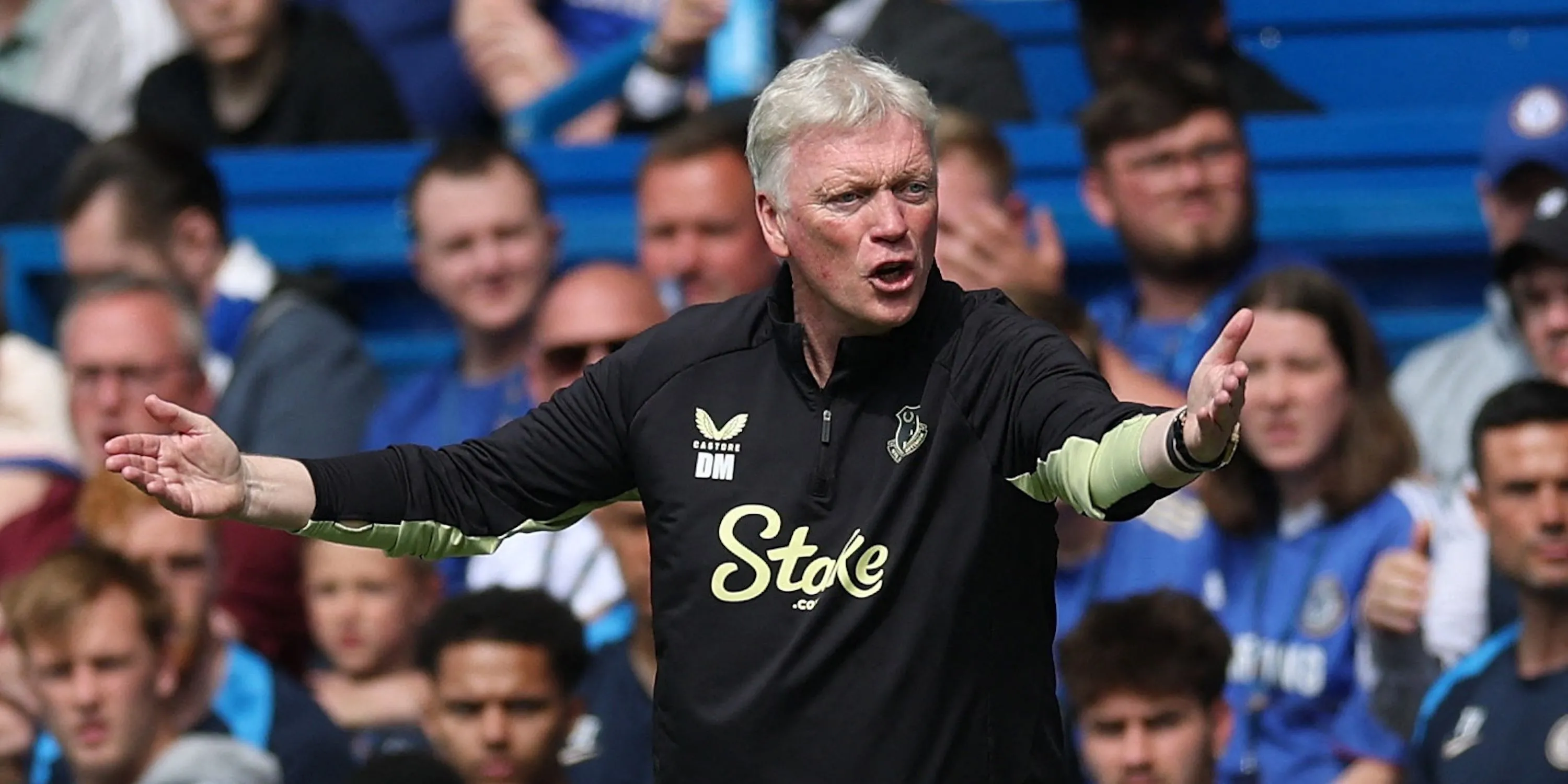 HLV David Moyes thể hiện sự quyết tâm trên đường biên của Everton