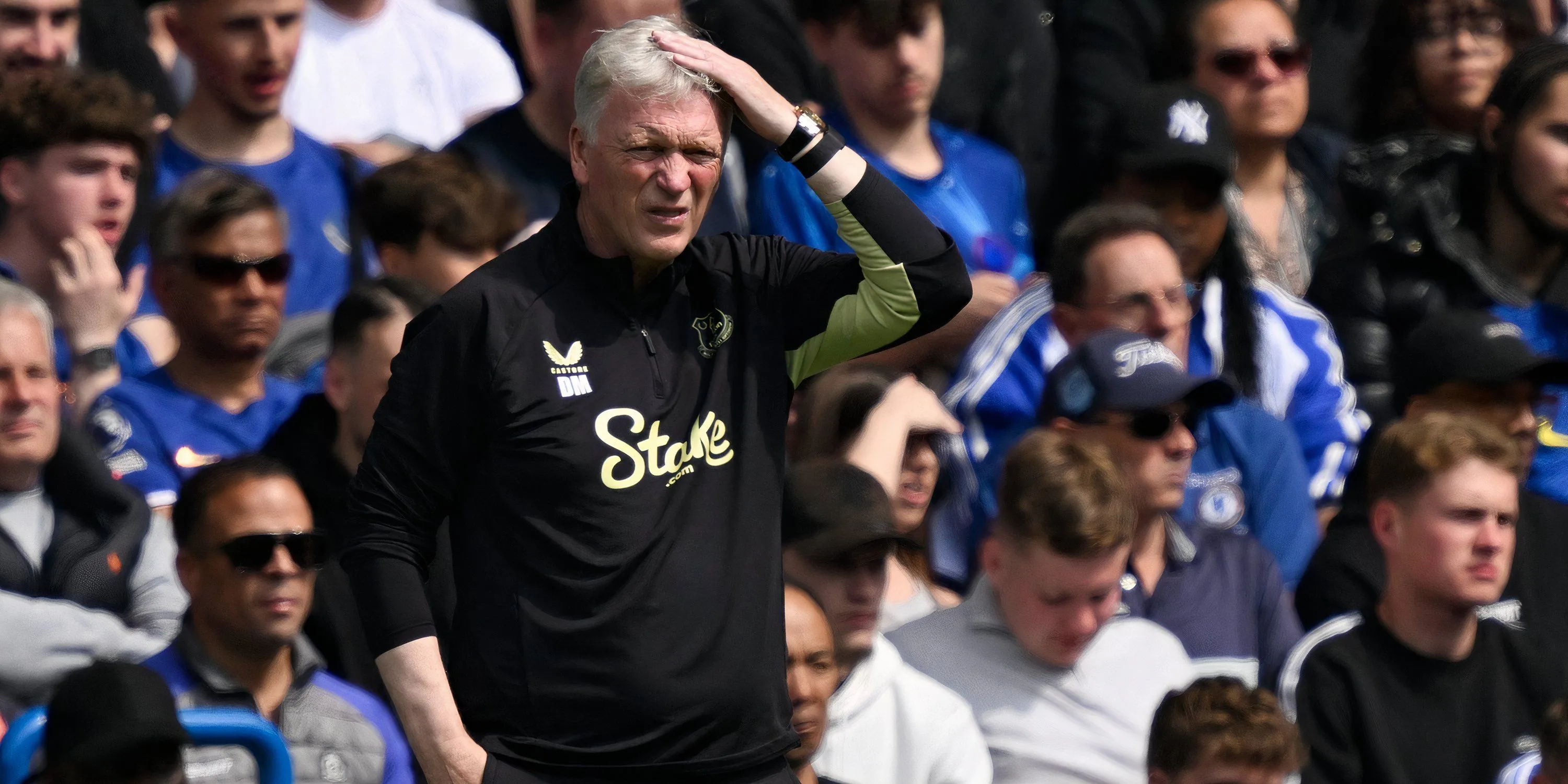 HLV David Moyes trầm tư trên băng ghế chỉ đạo của Everton tại Goodison Park
