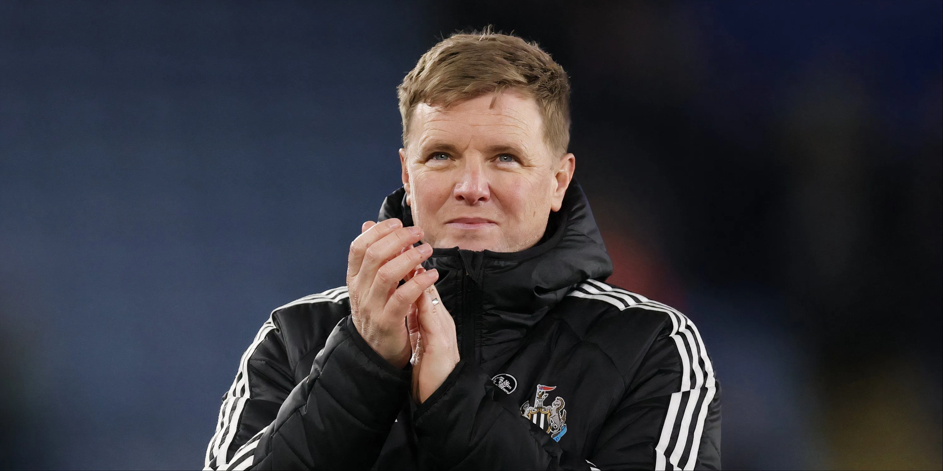 HLV Eddie Howe của Newcastle United đang chỉ đạo bên đường biên