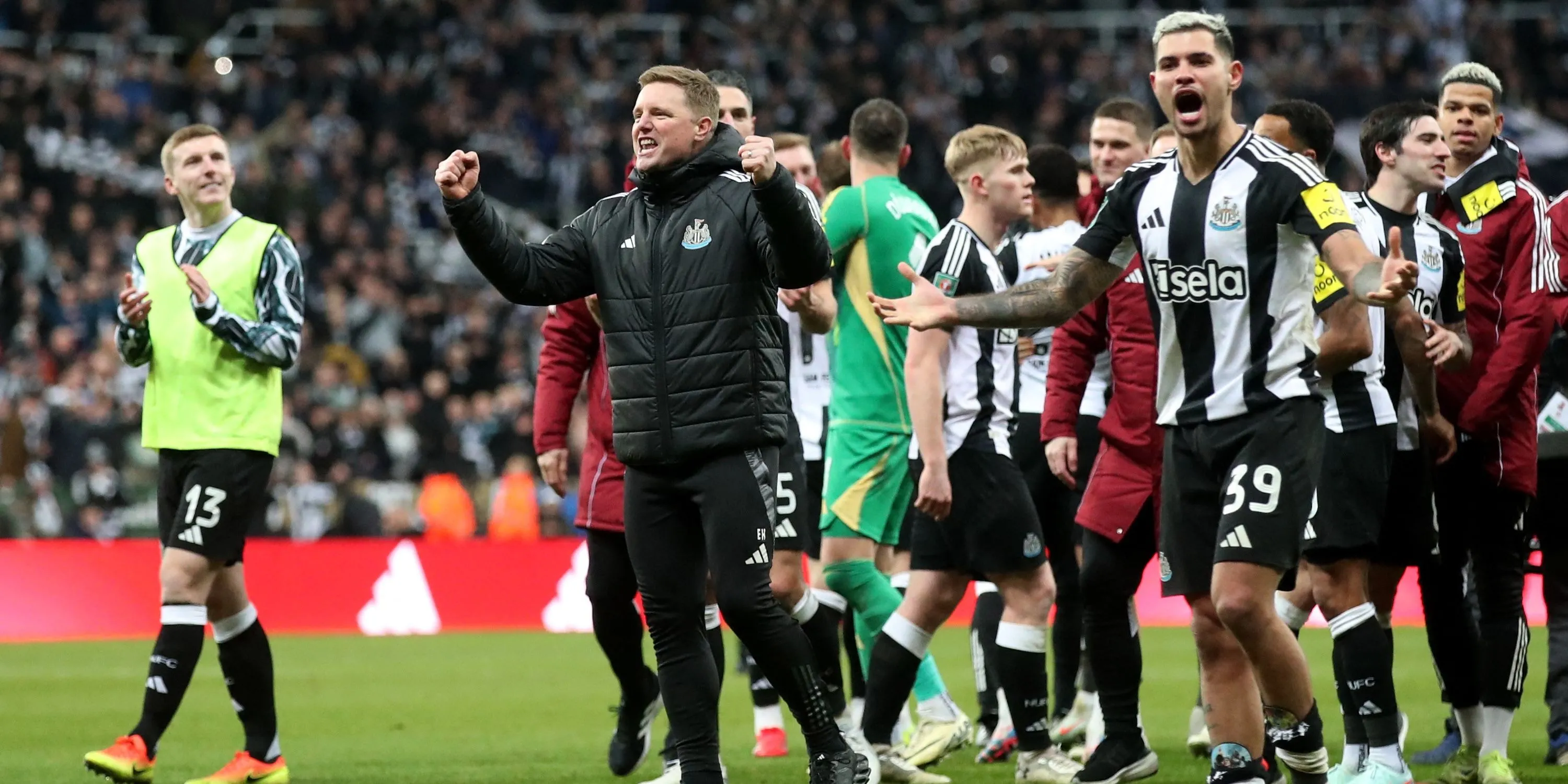 HLV Eddie Howe và tiền vệ Bruno Guimaraes của Newcastle ăn mừng sau trận đấu