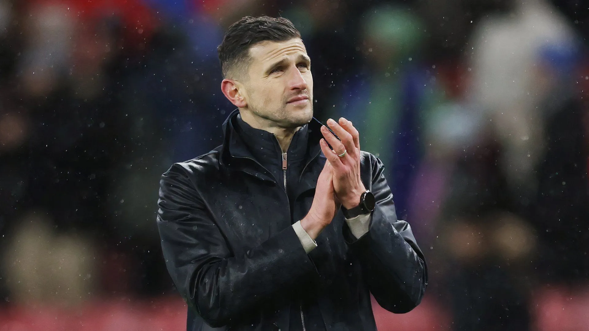 HLV John Mousinho của Portsmouth đối mặt với nhiệm vụ tìm kiếm nhân sự mới cho hàng tiền vệ
