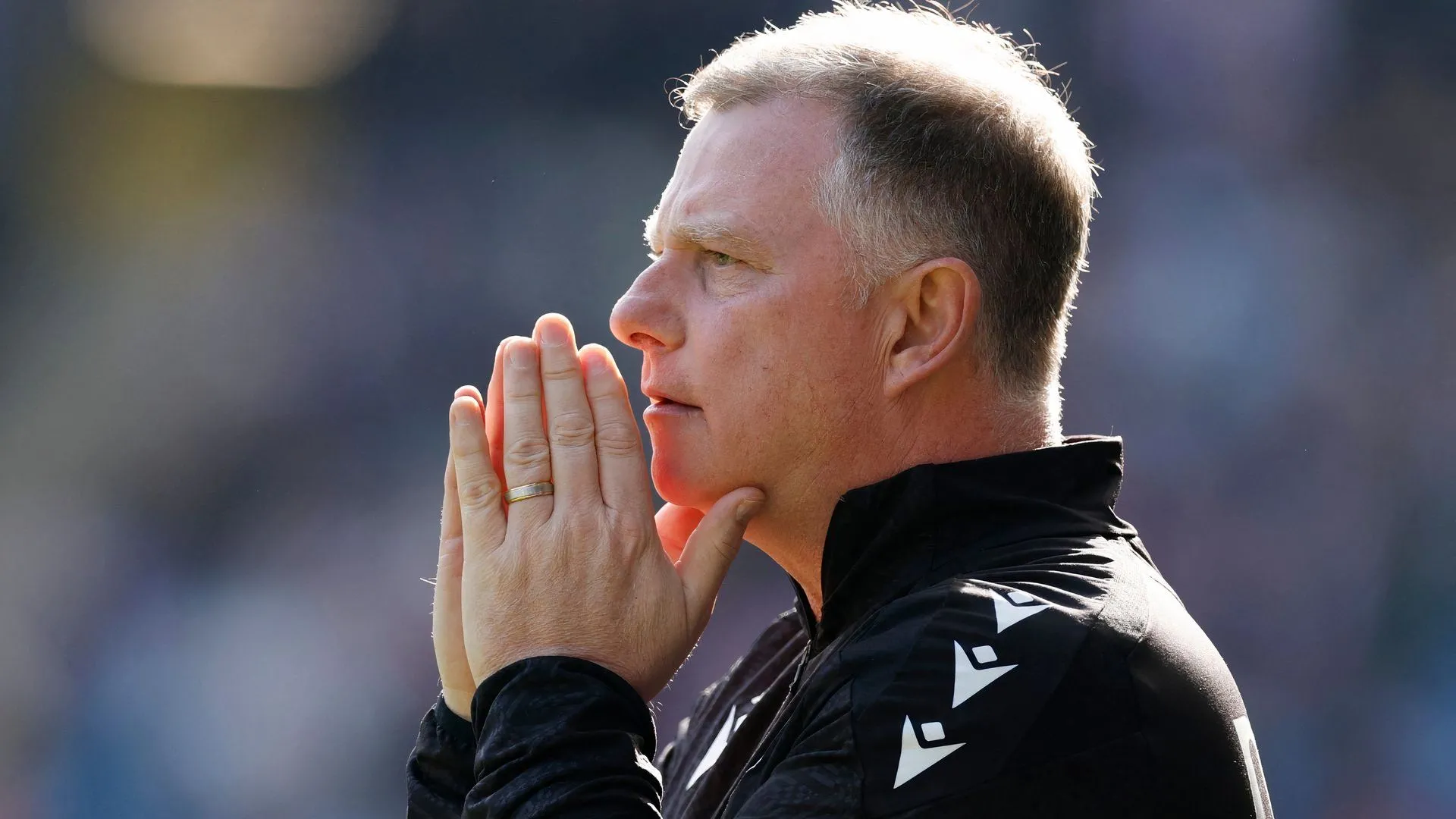 HLV Mark Robins của Stoke City chỉ đạo bên đường biên