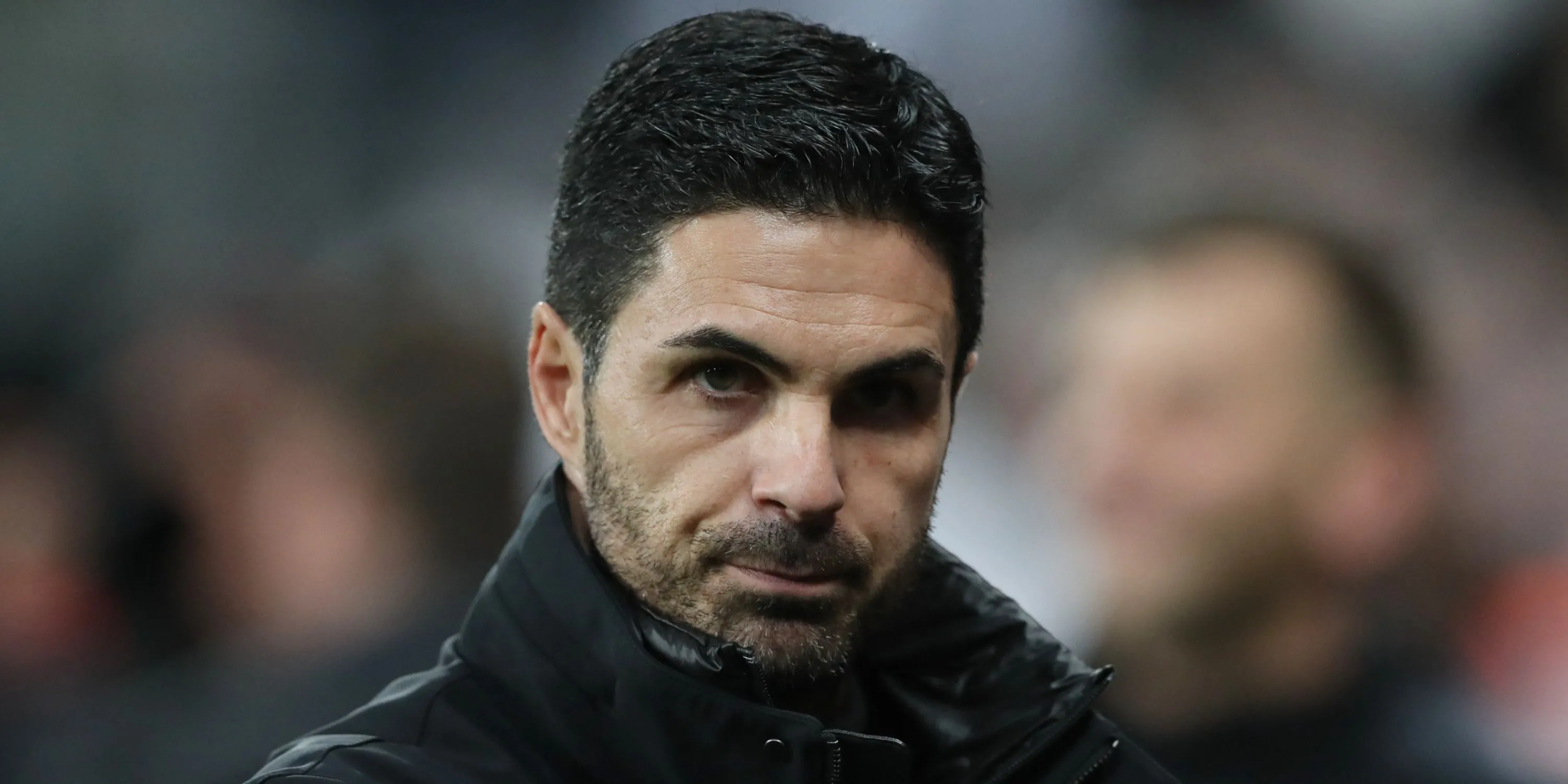 HLV Mikel Arteta chỉ đạo các cầu thủ Arsenal trong trận đấu