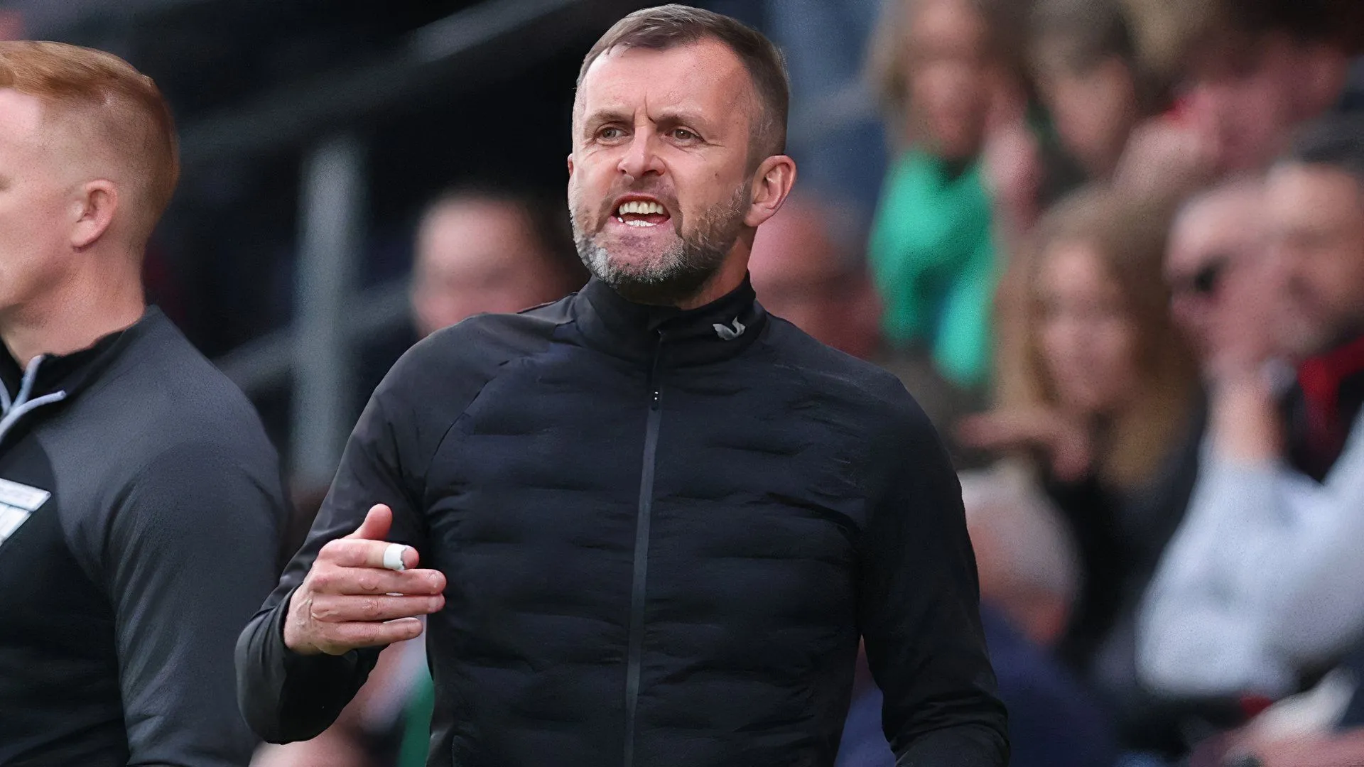 HLV Nathan Jones của Charlton Athletic đang thảo luận chiến thuật với các cầu thủ