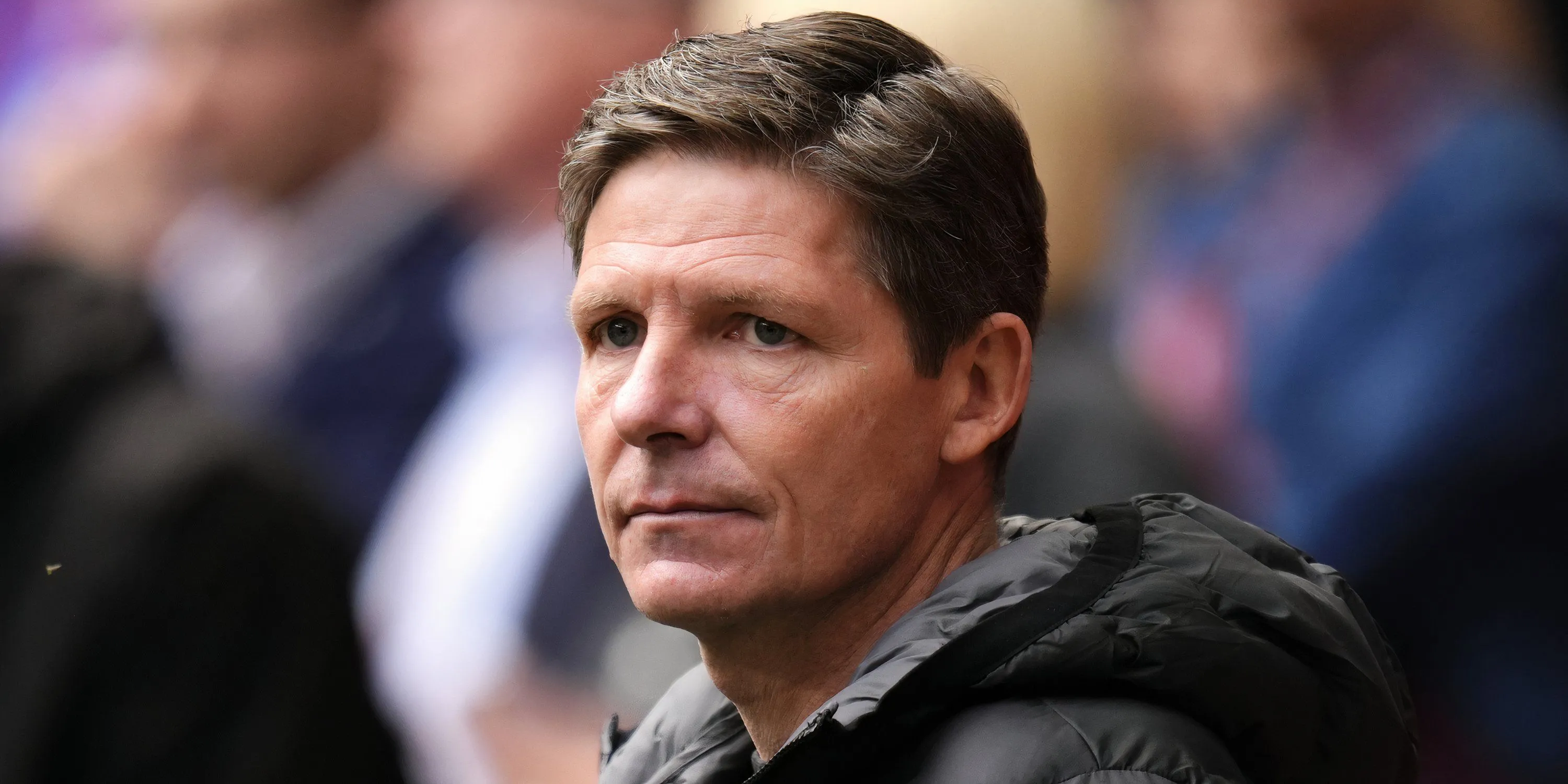 HLV Oliver Glasner của Crystal Palace đang chăm chú theo dõi diễn biến trên sân