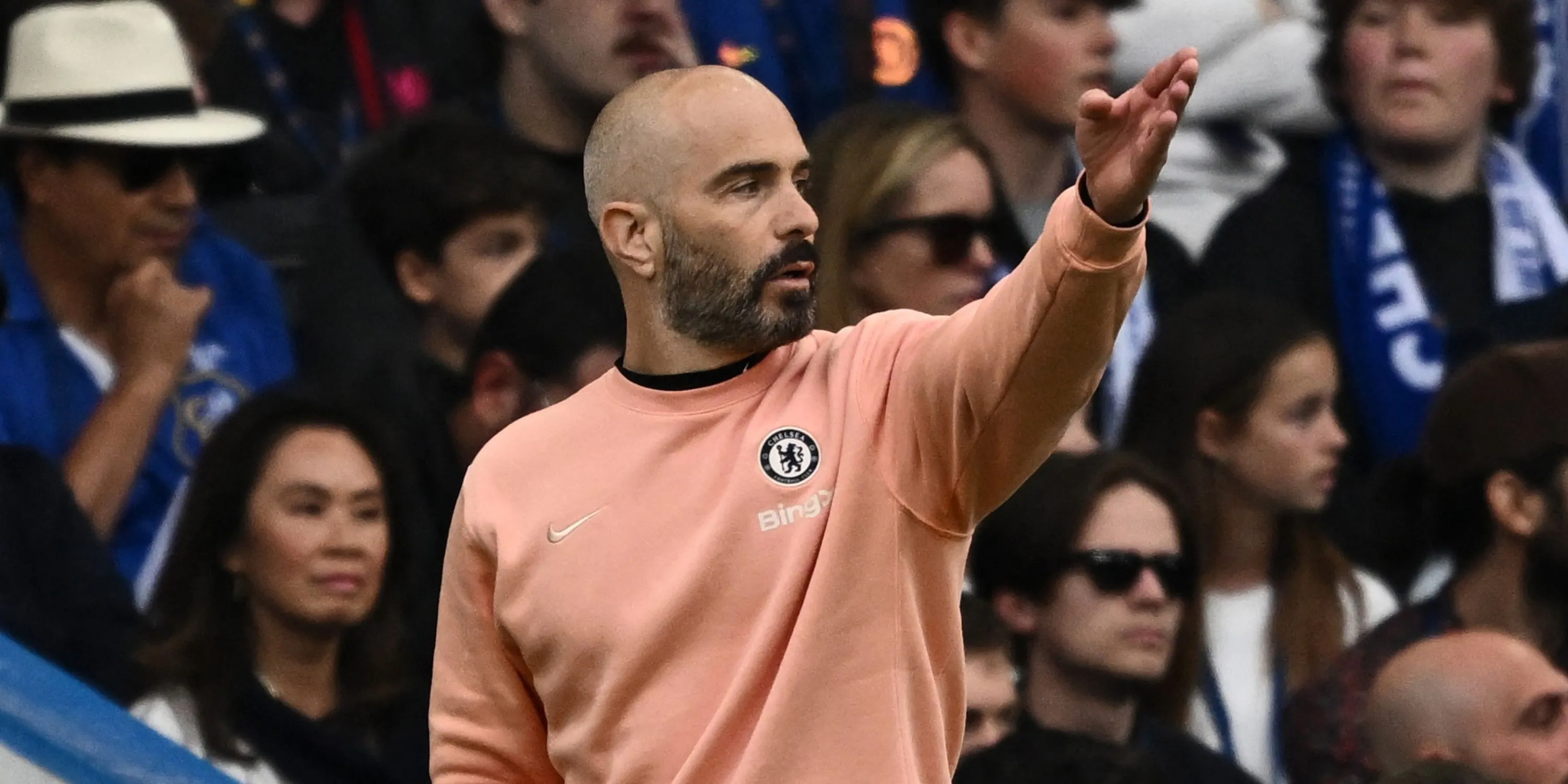 Huấn luyện viên Enzo Maresca trên đường biên chỉ đạo đội Chelsea trong trận đấu tại Ngoại hạng Anh.