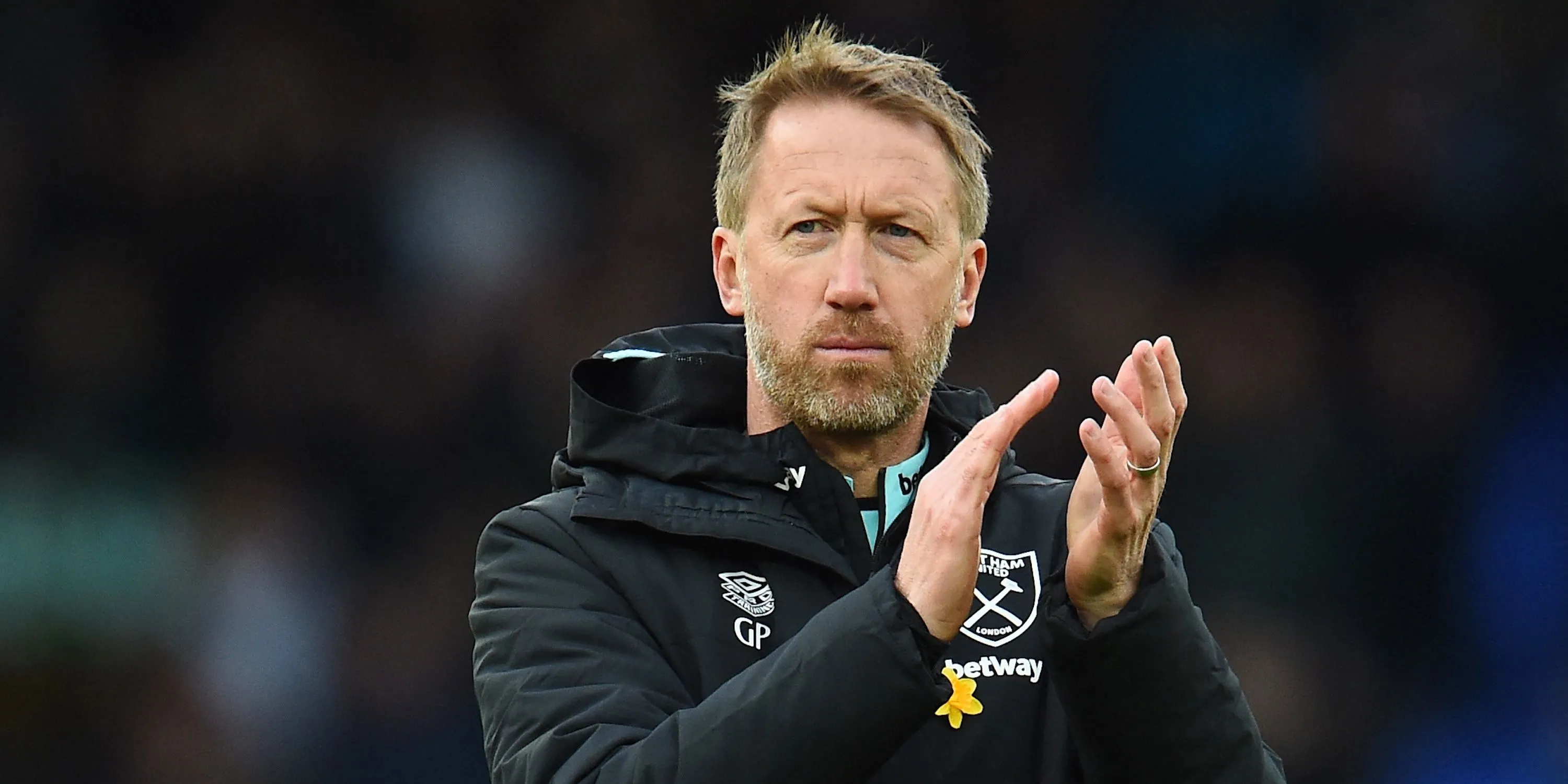 Huấn luyện viên Graham Potter của West Ham vỗ tay tri ân người hâm mộ