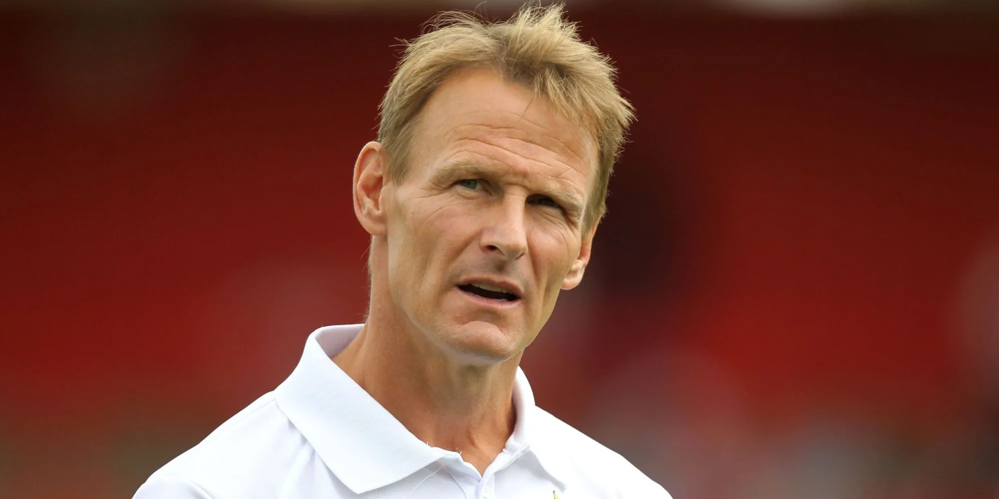 Huấn luyện viên Teddy Sheringham trên sân cỏ