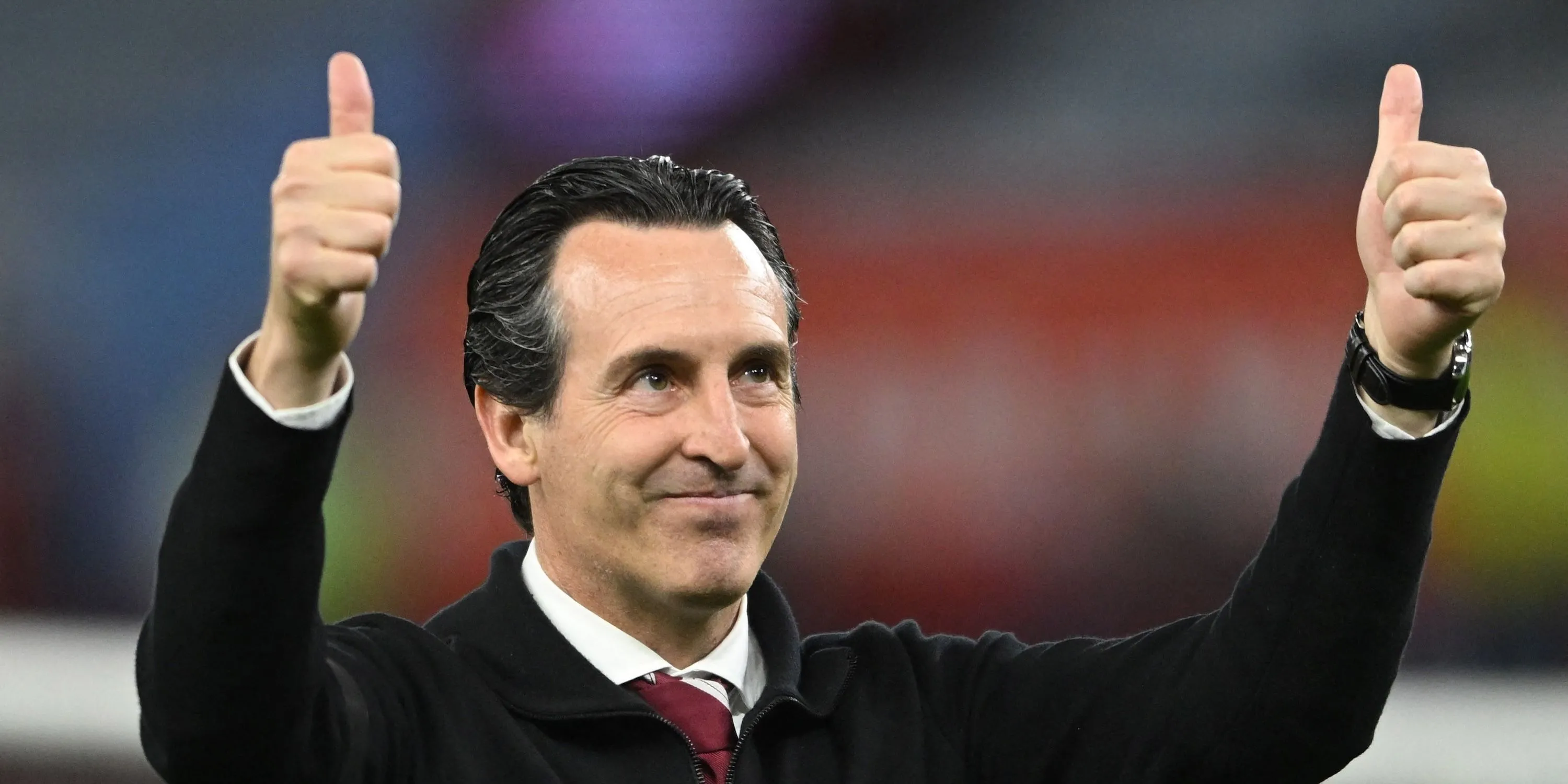Huấn luyện viên Unai Emery của Aston Villa vẫy chào người hâm mộ sau trận đấu.