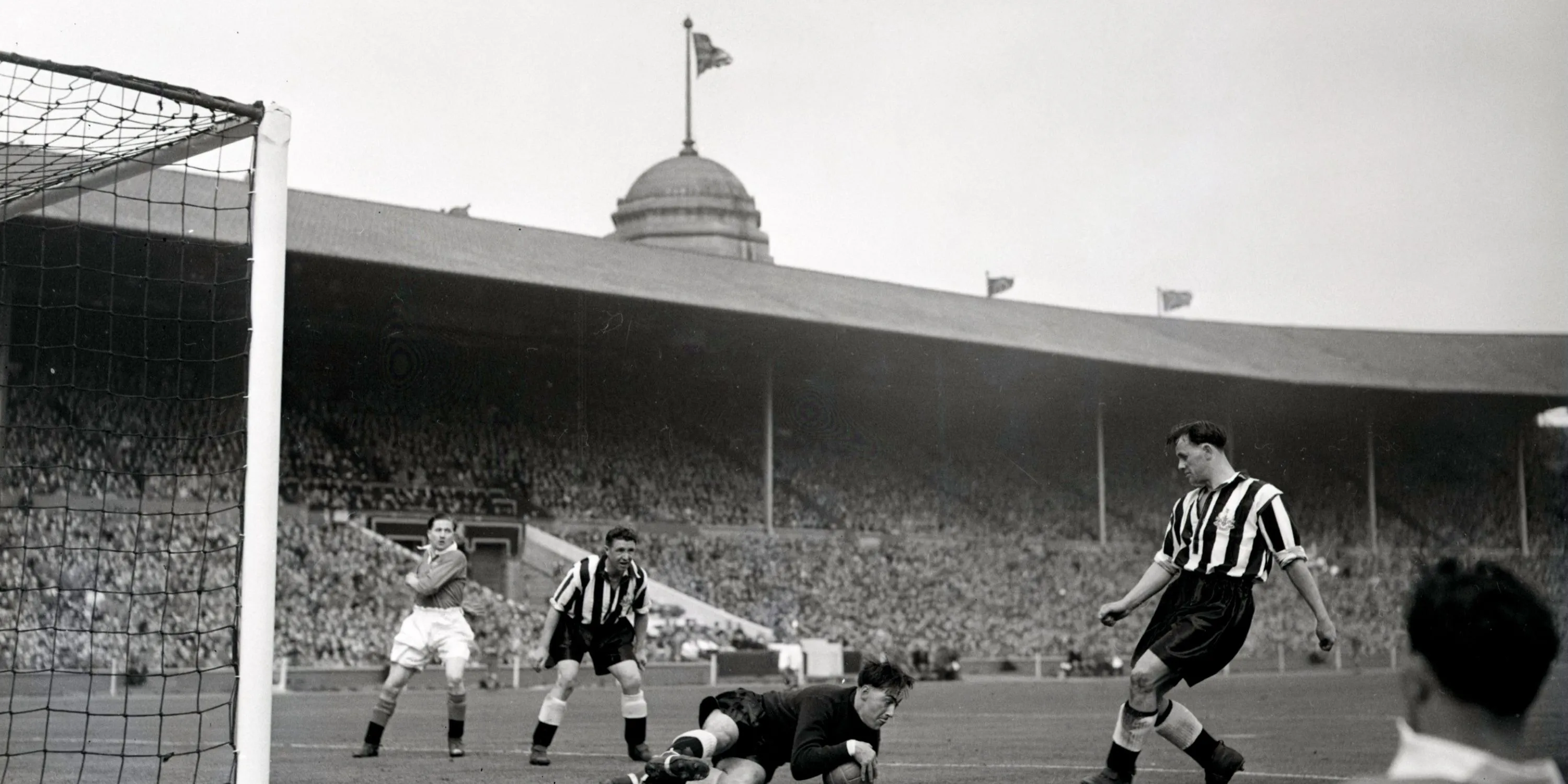 Huyền thoại Jackie Milburn trong màu áo Newcastle United
