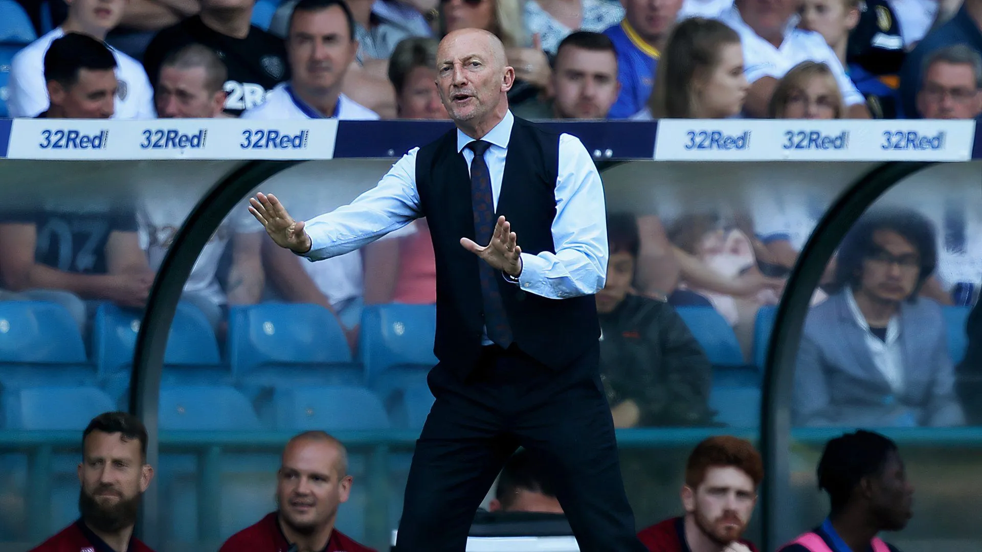 Ian Holloway trên đường biên chỉ đạo QPR