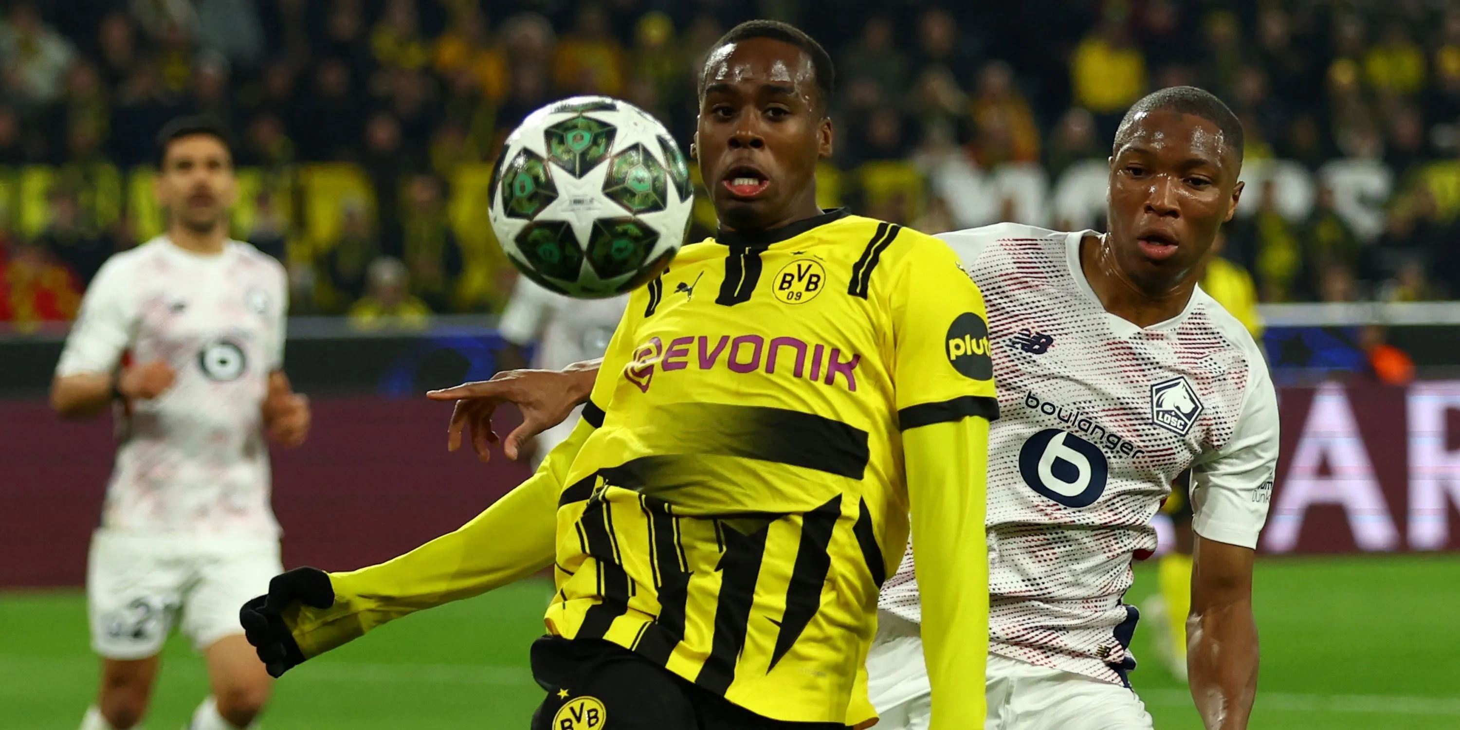 Jamie Bynoe-Gittens của Borussia Dortmund trong một pha tranh chấp quyết liệt