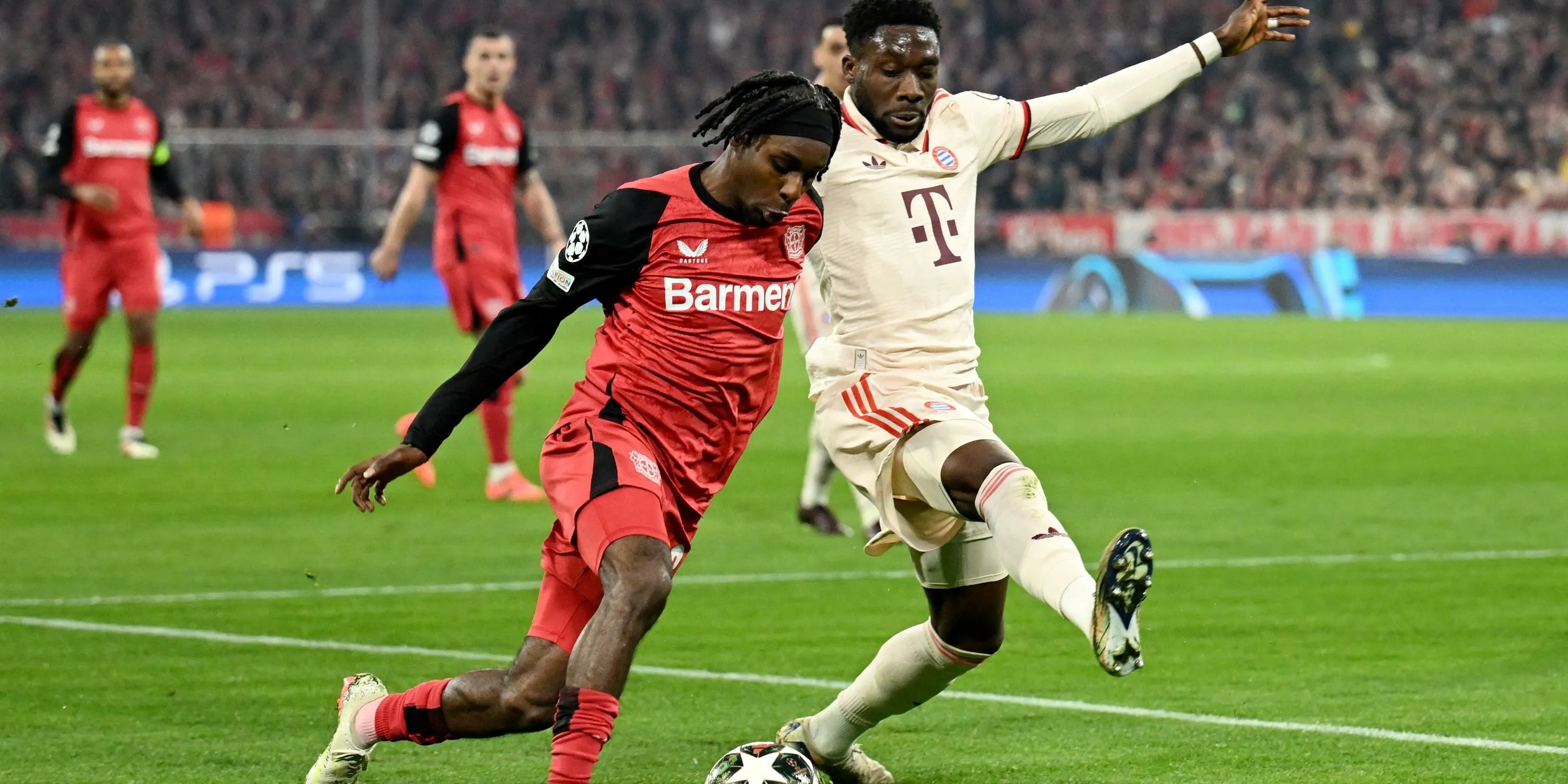 Jeremie Frimpong (Bayer Leverkusen) đối đầu Alphonso Davies (Bayern Munich) trong một trận đấu