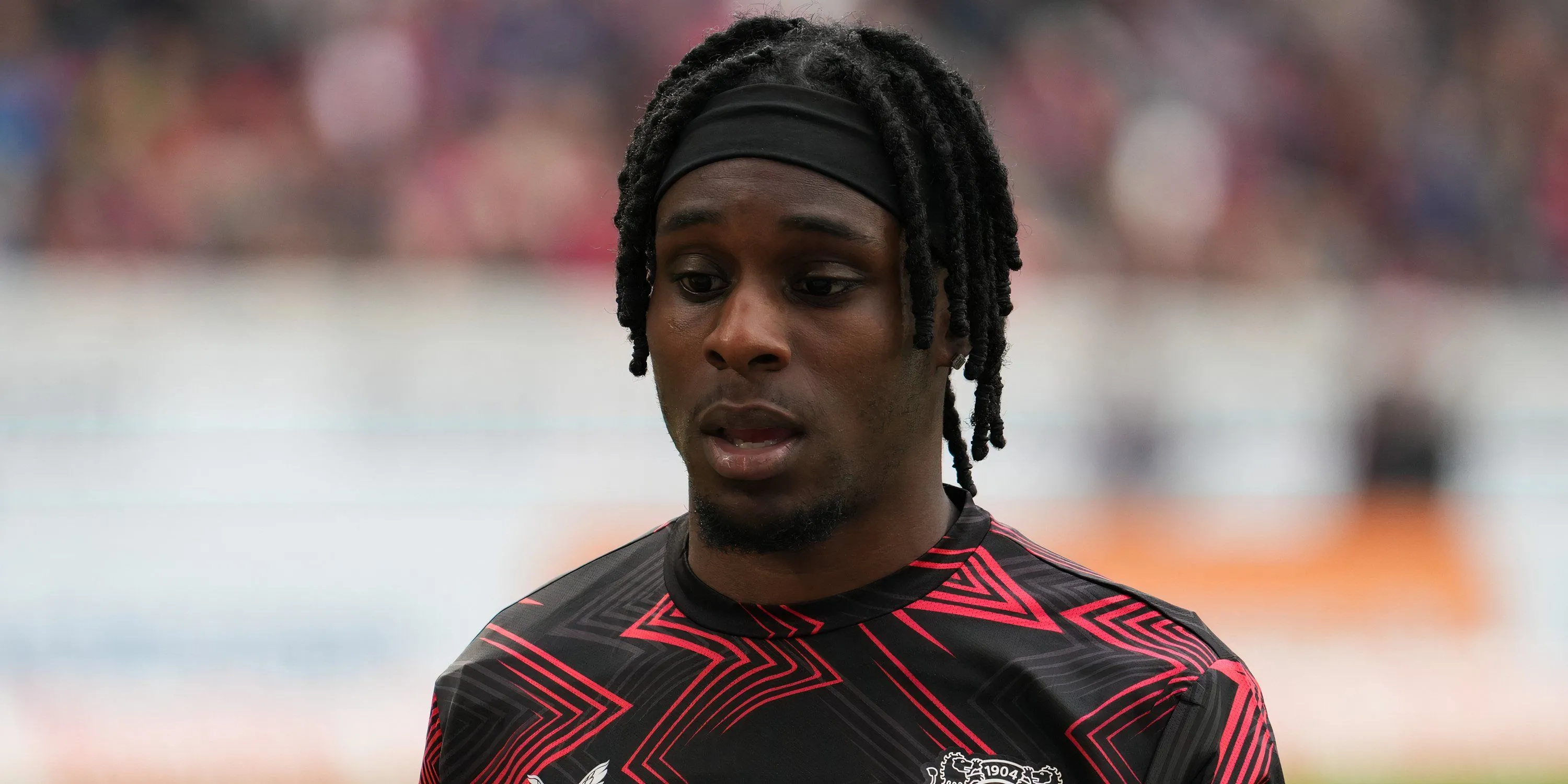 Jeremie Frimpong khởi động trước trận đấu cho Bayer Leverkusen