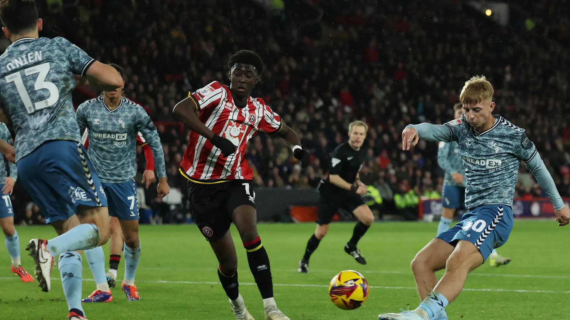 Jesurun Rak-Sakyi của Crystal Palace trong một trận đấu cho Sheffield United