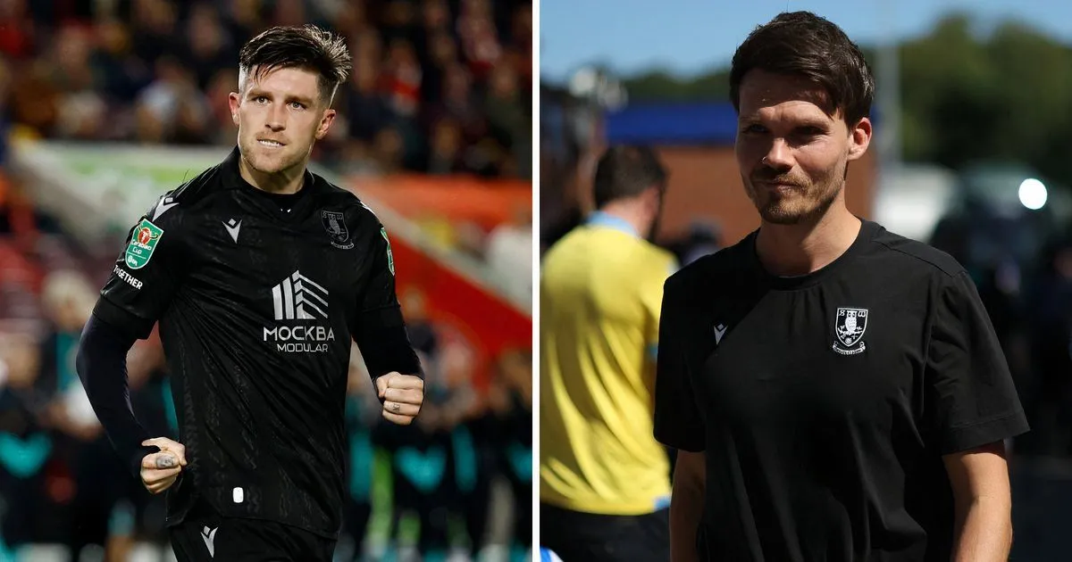 Josh Windass và HLV Danny Röhl của Sheffield Wednesday trao đổi trên sân tập
