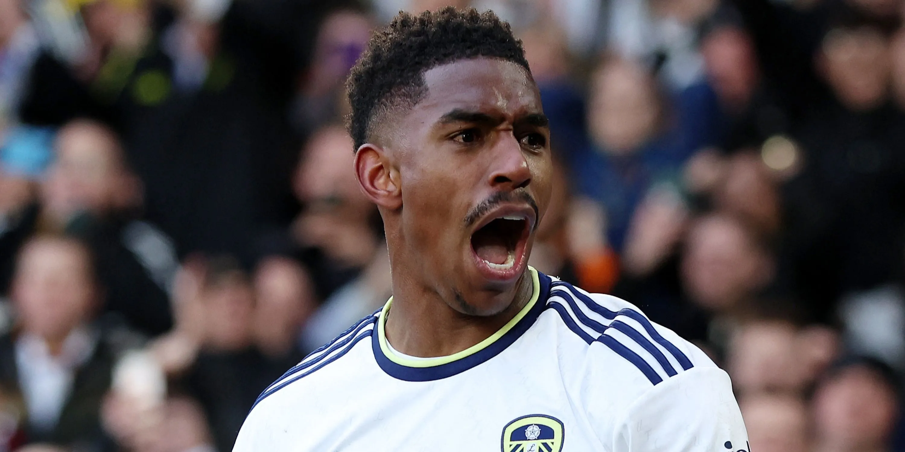 Junior Firpo ăn mừng bàn thắng trong màu áo Leeds United tại Championship