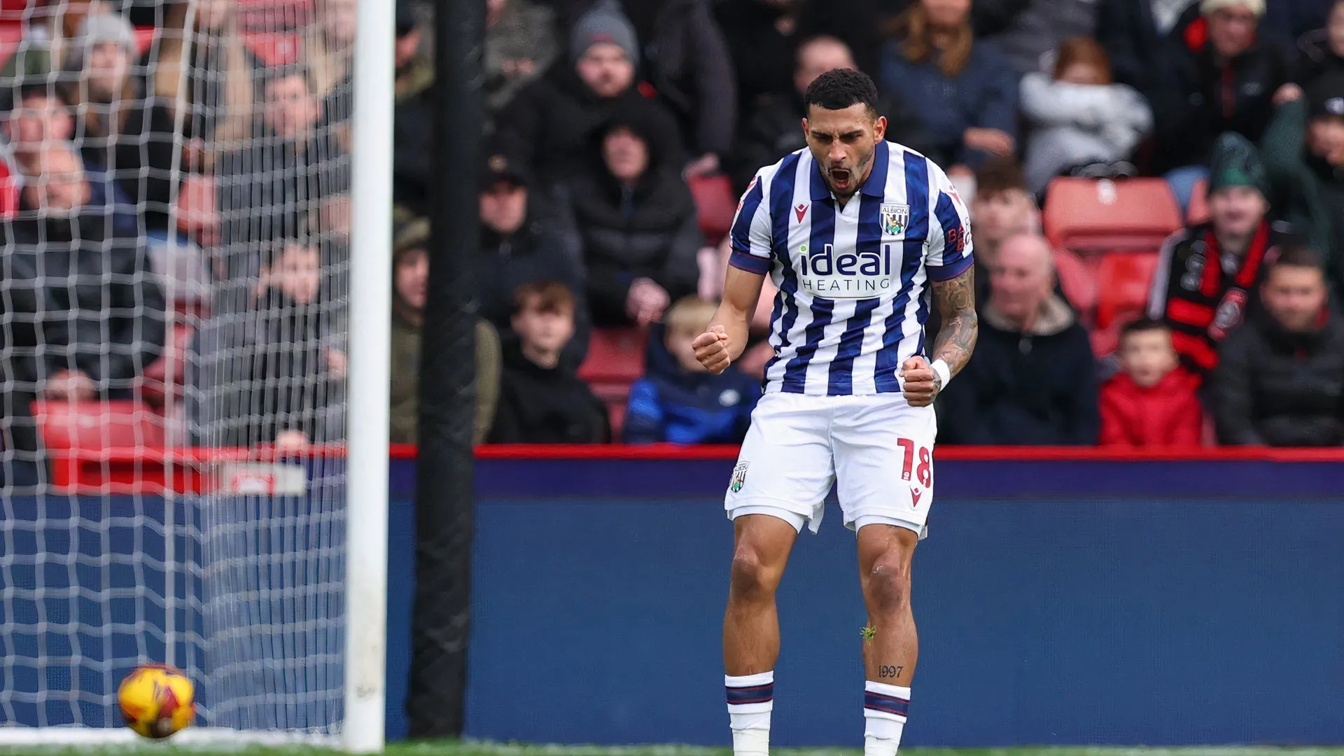 Karlan Grant ăn mừng bàn thắng cho West Brom trong một trận đấu tại Championship, thể hiện khả năng săn bàn của tiền đạo này.