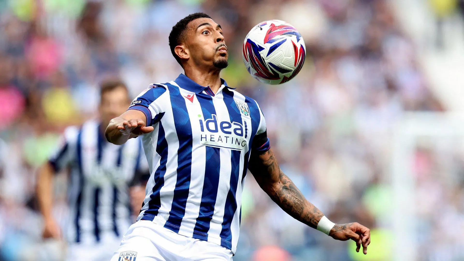 Karlan Grant trong một pha tranh chấp bóng quyết liệt trong màu áo West Brom, cho thấy sự đa năng và kinh nghiệm của anh tại giải hạng Nhất.
