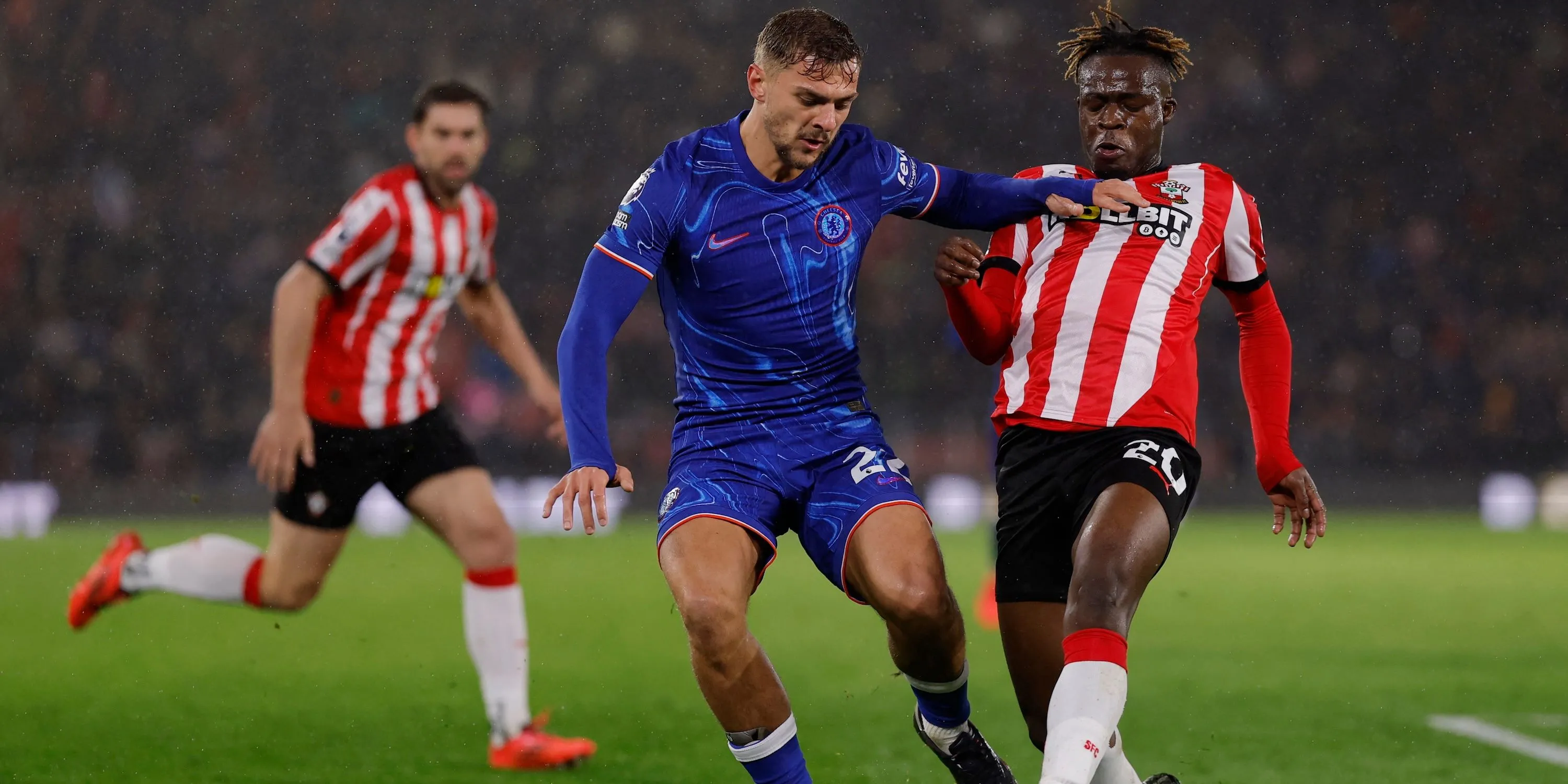 Kiernan Dewsbury-Hall của Chelsea tranh chấp với Kamaldeen Sulemana của Southampton