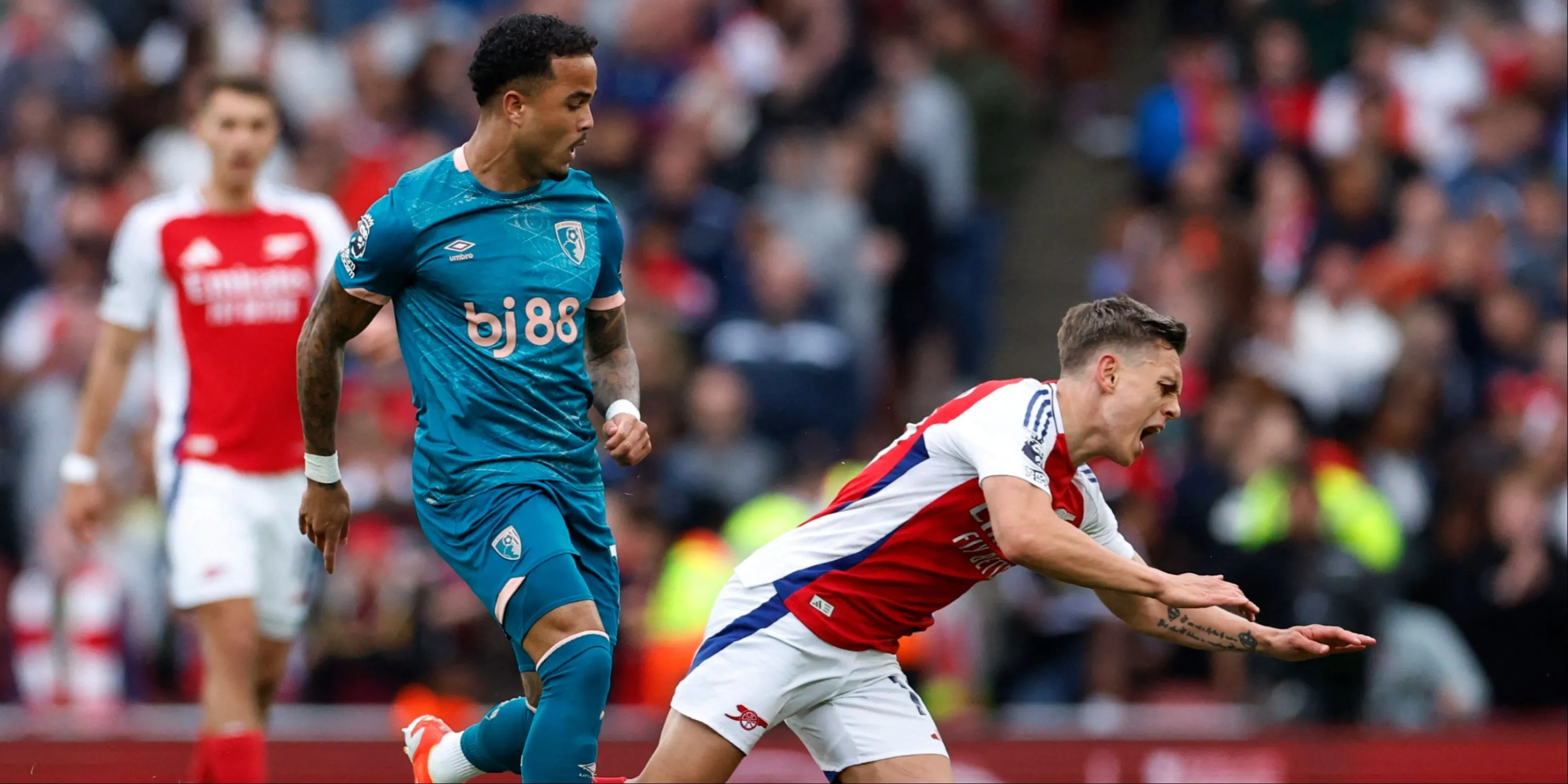 Leandro Trossard (Arsenal) tranh chấp với Justin Kluivert (Bournemouth) trong trận đấu gần đây.