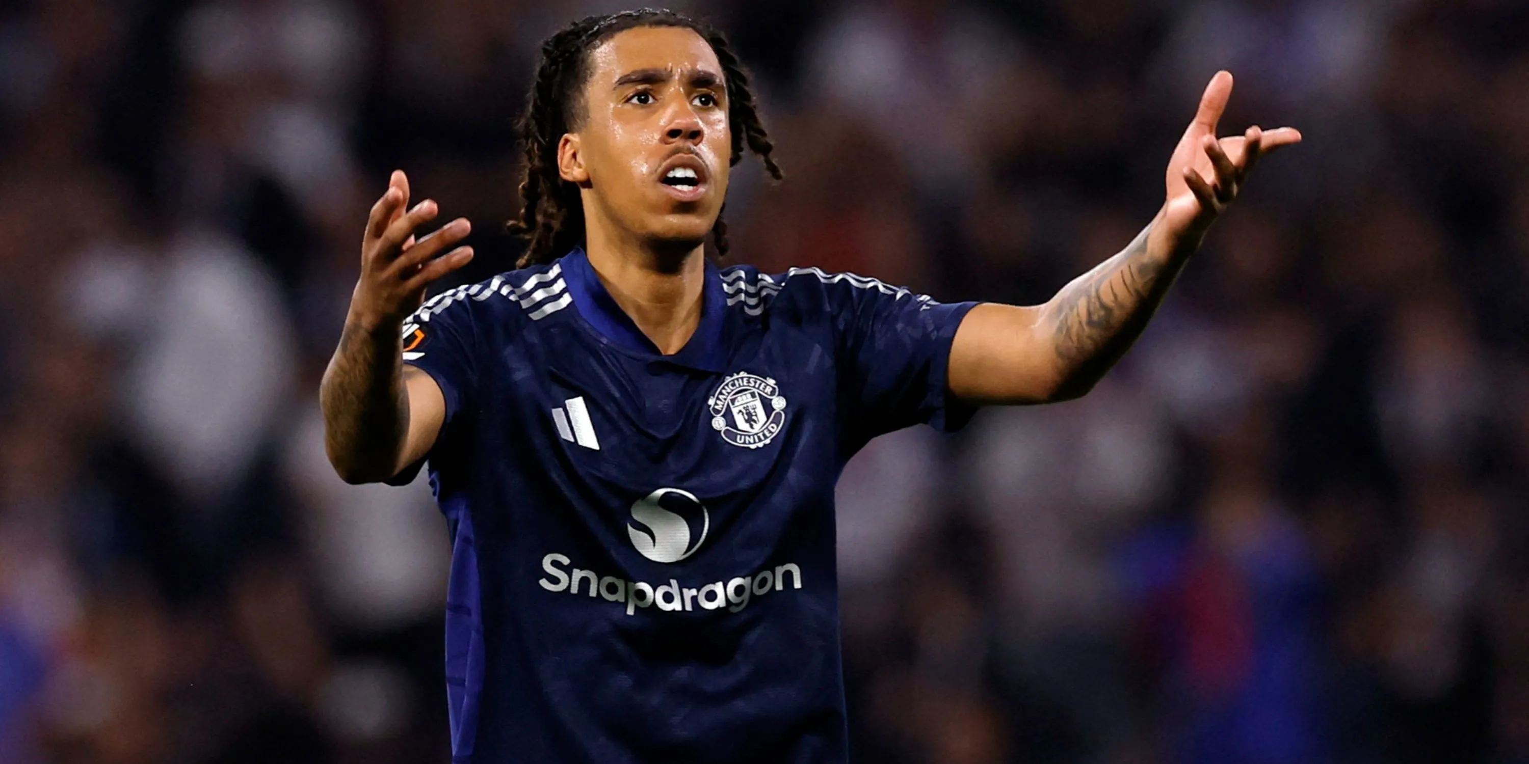 Leny Yoro trong màu áo Manchester United thi đấu quyết liệt