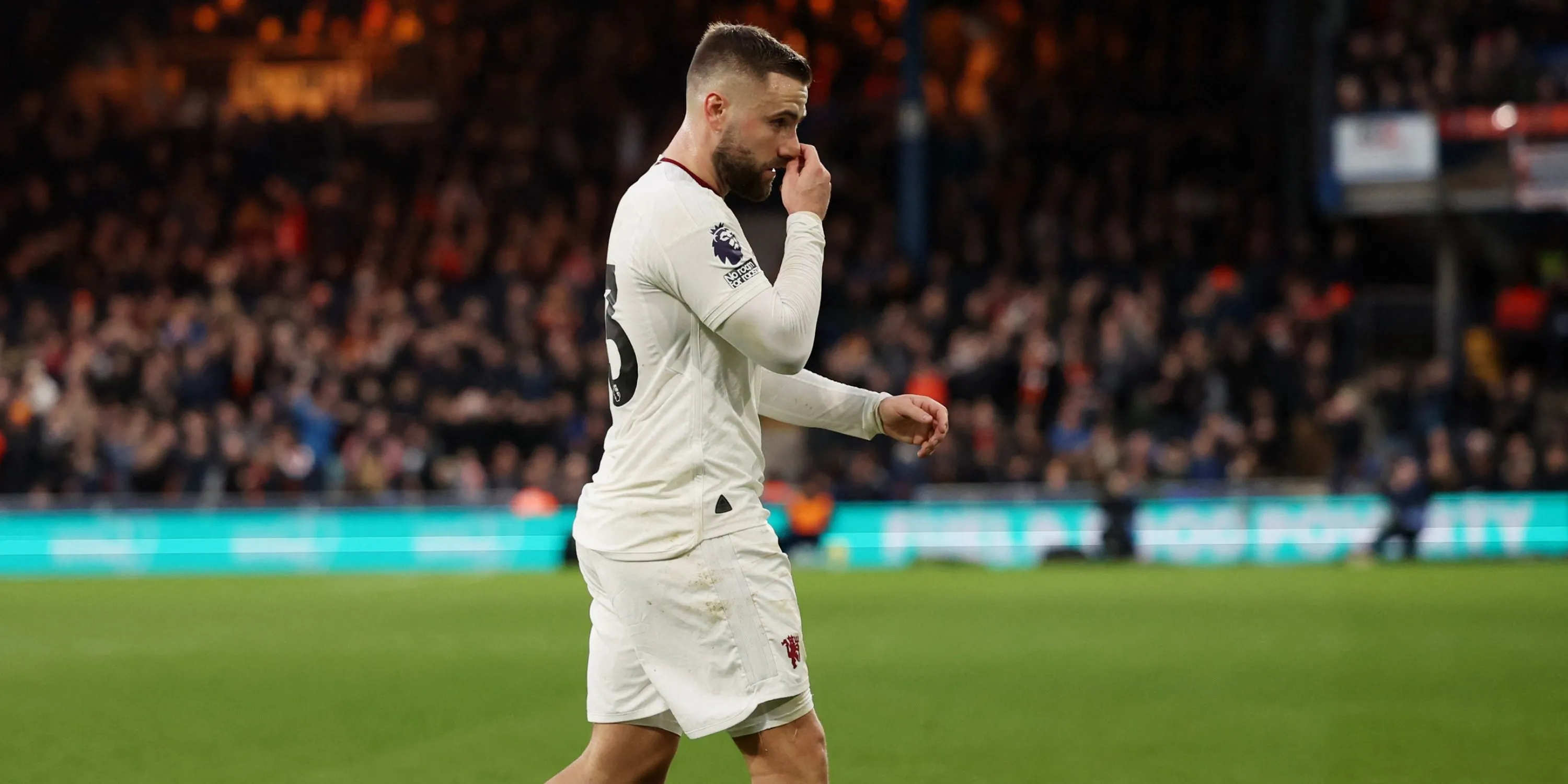 Luke Shaw đối mặt với tương lai không chắc chắn tại Manchester United