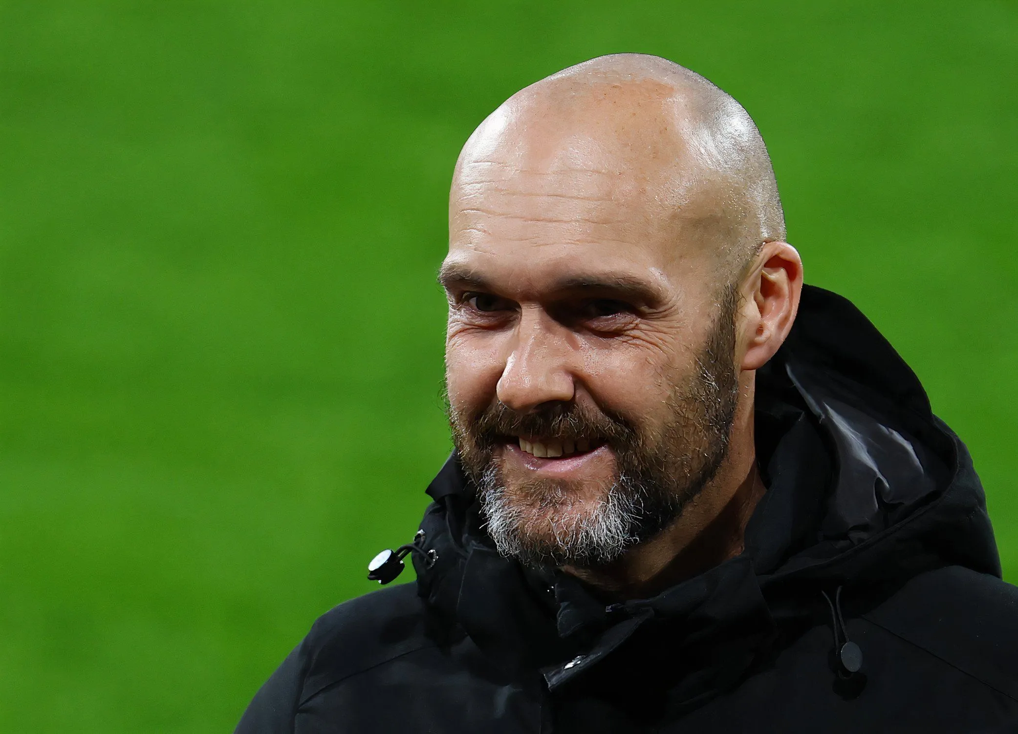 Luke Williams, cựu HLV Swansea City, chỉ đạo chiến thuật trong một trận đấu tại giải Hạng Nhất Anh.