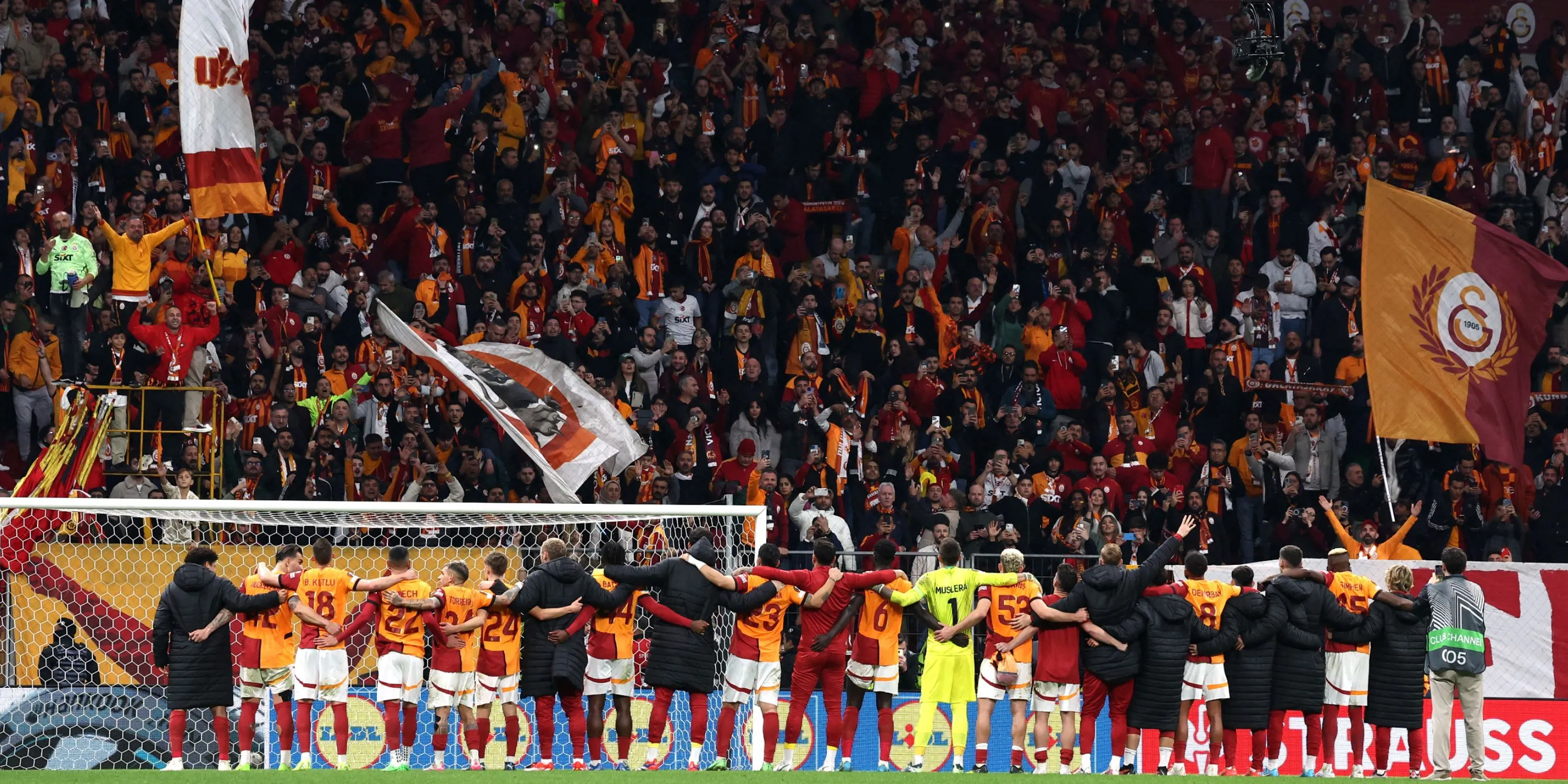 Màn trình diễn pháo sáng cuồng nhiệt của nhóm UltrAslan, Galatasaray