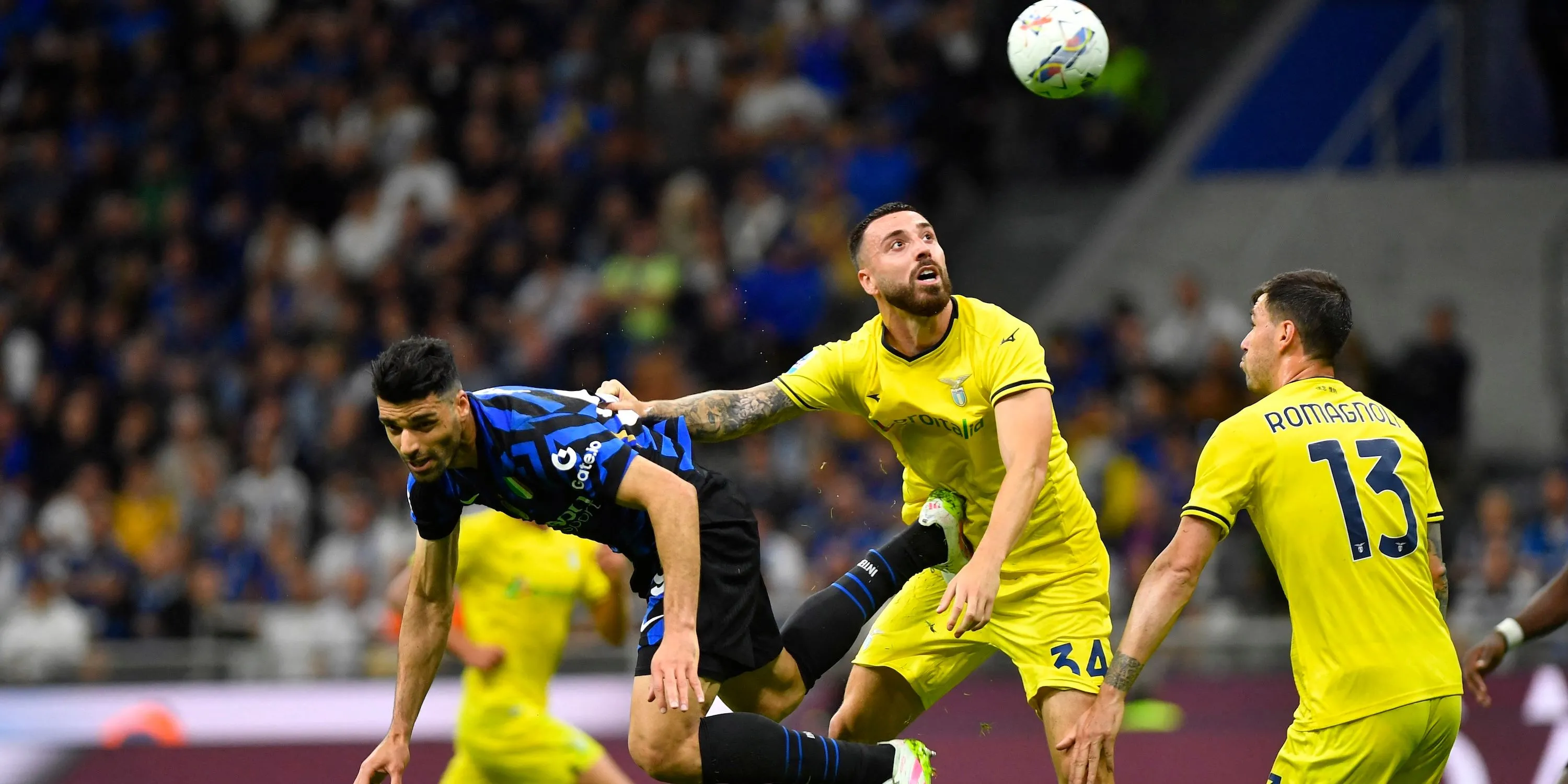Mario Gila, hậu vệ của Lazio đang được Wolves quan tâm chuyển nhượng